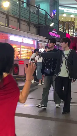 ทุกคนเราเจอพ่อครูภรัณพาน้องเขมมาซื้อชานมไข่มุกที่สยาม🥹🫵🏻#เก่งน้ําปิง #เก่งหฤษฎ์ #เขมจิราต้องรอด 