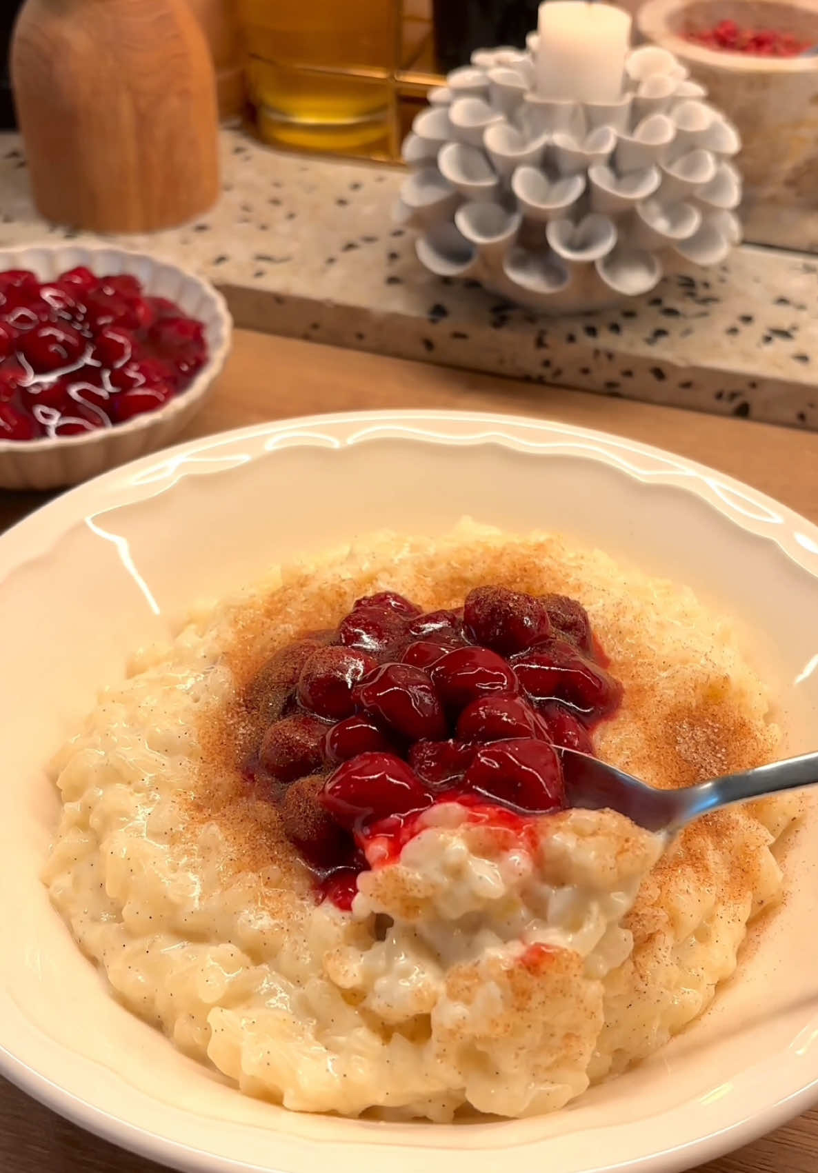 Milchreis mit heißen Kirschen 🍒🍧 Zutaten: (2 Portionen) -100g  Rundkornreis (Milchreis) -1/2 L Milch -1/2 Vanilleschote -3 EL Honig -1 Prise Salz -abgeriebene Schale von 1/2 Zitrone Zubereitung: -die Milch in einen Topf geben -die Vanilleschote auskratzen und das Mark mit der Schote dazugeben  -die Zitronenschale hinzufügen und aufkochen lassen -Honig, Salz und Reis hinzufügen, die Hitze stark reduzieren und zugedeckt ca. 20 Minuten unter mehrmaligem Rühren köcheln lassen(die Schote rausnehmen) Guten Appetit  🍒🍧 Ryż na mleku z gorącymi wiśniami 🍒🍧 Składniki: (2 porcje) * 100g ryżu do mleka (ryż krótkoziarnisty) * 1/2 l mleka * 1/2 laski wanilii * 3 łyżki miodu * Szczypta soli * Skórka otarta z 1/2 cytryny Przygotowanie: 1. Wlej mleko do garnka. 2. Przekrój laskę wanilii, wyciągnij ziarenka i dodaj je do mleka razem z całą laską. 3. Dodaj skórkę cytrynową i doprowadź do wrzenia. 4. Dodaj miód, sól i ryż, a następnie zmniejsz ogień na mniejszy. Gotuj pod przykryciem przez około 20 minut, mieszając od czasu do czasu, aż ryż będzie miękki.(wyjmij laskę) Smacznego! 🍒🍧 - - - - - - - - - - - - - - - - - - - - - #milchreis #milkrice #dessert #dessertlover #desserttime #qualityfood #nachtisch #nachtischliebe #rezeptefürjedentag #rezeptdestages #recipevideo #foodvideo #kochenmitliebe #breakfastideas #frühstücksideen #reis #ricebowl #kirschen #cheery #zimtundzucker #cinnamonandsugar #cinnamon #zimt #delishfood #selfmadefood #selbstgekocht #soyummy #aestheticposts #frühstück #breakfast #fyp #foryouu #fory #tik_tok #tiktoknews #viral_video #VoiceEffects #voiceover #fyp #tiktokers #tiktoker 