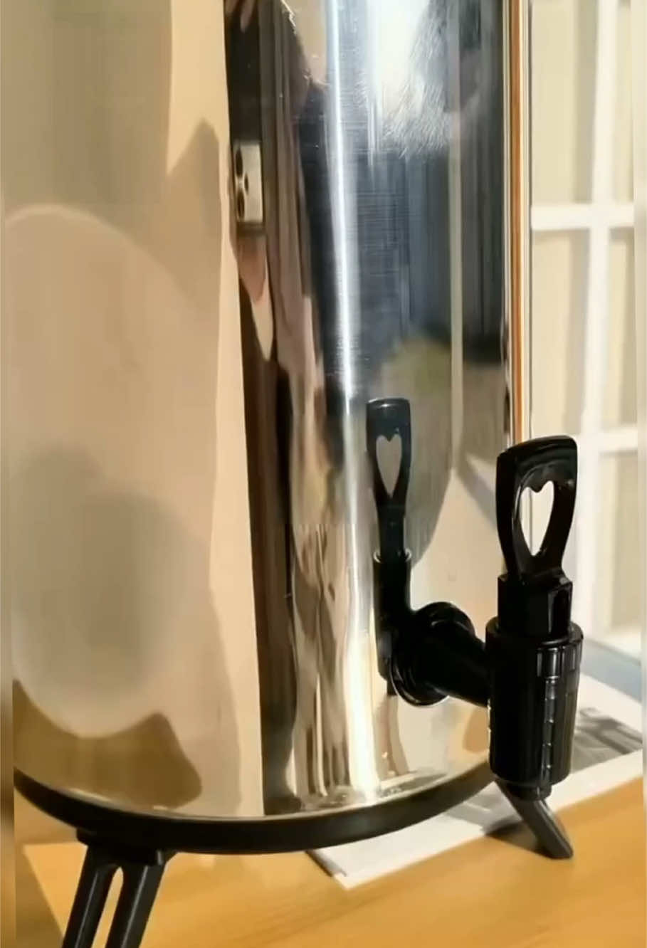 Termos Dispenser Air Milk Tea Bucket Water: - Termos air jumbo double wall - Model yang elegan dan cantik - Dapat digunakan untuk acara seperti arisan, katering dll - Material terbuat dari bahan stainless steel anti karat - Dapat mempertahankan suhu panas dan dingin hingga kurang lebih 8 jam - Bagian kaki dapat di lipat untuk memudahkan pada saat penyimpanan - Tersedia dalam 4 ukuran berbeda #hongzhuo #termosmilktea #dispenserjumbo #termosesbatu