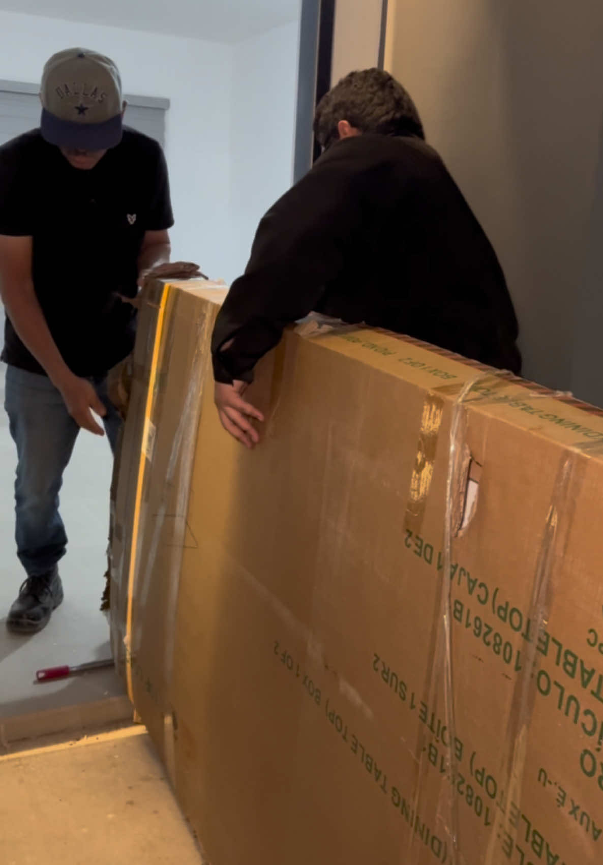 MIS PRIMEROS MUEBLES PARA NUESTRA NUEVA CASA 🏡 YA LLEGARON 😰 LA MUDANZA ES DIFÍCIL 😥 ES EL COMEDOR DE MIS SUEÑOS PERO QUE SUSTO PASE 