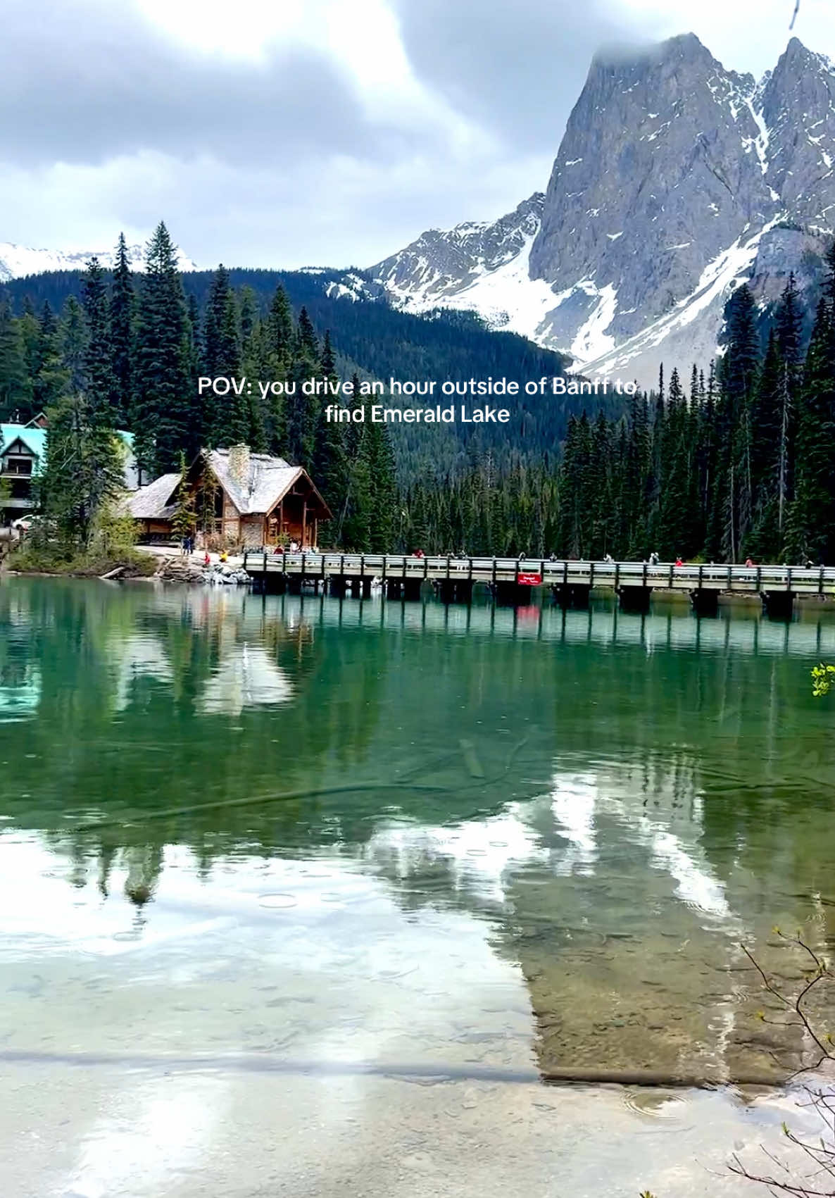 Emerald Lake 🇨🇦  #emeraldlake #yohonationalpark #emeraldlakelodge #banff #banffnationalpark #alberta #britishcolumbia #canada #canadatiktok #canadianrockies #mountains #lake #travel #traveltiktok 
