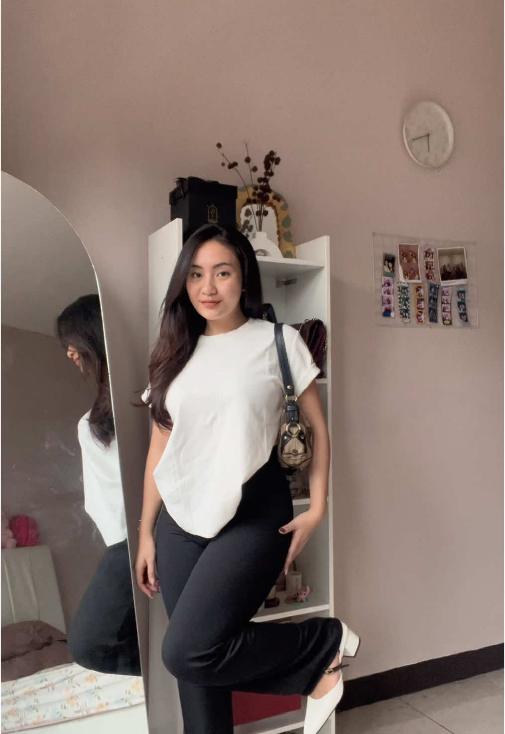kayanya brand U pun lewat sih… (secara lebih affordable dengan kualitas 💯) @joybasic.id #OOTD #outfitideas #girltips #stylingtips #tipsoutfit #whitetshirt #antijiplak 