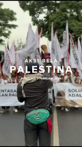 *Merinding! 10 Ribu Umat Islam Jawa Barat, Tuntut Penguasa Muslim Kirimkan Tentara Bela Palestina!* BANDUNG -- “Free Free Palestine..Free Free Palestine..”.  Teriakan tersebut menggema tak henti-hentinya dalam agenda Masiroh Kubro Aksi Bela Palestina. Tak kurang dari 10.000 peserta yang berasal dari berbagai daerah di Jawa Barat melakukan long march (masiroh) dari area Pusdai (Pusat Dakwah Islam) menuju area Gedung Sate, Kota Bandung dalam aksi ini. Dalam aksi tersebut, massa menyerukan agar seluruh elemen kaum Muslimin, khususnya penguasa, untuk terlibat langsung dalam upaya memerdekakan Palestina dari penjajahan entitas Zionis Yahudi.  Salah seorang orator, Ustadz Budi Saifullah, menyampaikan kekecewaannya terhadap sikap penguasa muslim yang cenderung diam terhadap masalah Palestina selama puluhan tahun. “Tragisnya, hingga saat ini tidak ada satupun penguasa negeri-negeri muslim yang mau dan mampu menolongnya. Padahal, mereka memiliki ratusan ribu bahkan jutaan tentara muslim. Bahkan, lengkap dengan senjatanya,” tegasnya. Oleh karena itu, Ia menyerukan agar penguasa-penguasa muslim, khususnya Indonesia, untuk mengirimkan tentaranya dalam rangka membebaskan Palestina dan tidak bergantung pada sikap atau bantuan PBB.” Tidak layak, kaum Muslim meminta bantuan PBB dan negara kafir barat. Mereka itu hakikatnya adalah penjajah dan the real terrorist.” Selain itu, Ia juga mengajak seluruh elemen kaum Muslimin untuk bersatu. Apa yang menimpa muslim Palestina yang dibiarkan menderita selama puluhan tahun, tidak mungkin terjadi jika umat muslim bersatu di bawah naungan Khilafah. Khilafah adalah kewajiban dan jika ditegakkan dapat menjadi solusi hakiki untuk problem Palestina. “Tanpa persatuan yang hakiki, umat Islam akan terus menjadi pihak yang lemah. Karena itulah diperlukan institusi yang akan menyatukan umat Islam, itulah Khilafah. Khalifah sebagai pemimpin akan menjadi perisai dan pelindung hakiki umat Islam,” tegasnya. Dalam aksi tersebut, ribuan massa juga mengibarkan bendera liwa dan rayyah sebagai simbol persatuan umat. KH Ali Bayanullah, perwakilan Ulama Jawa Barat, dalam kesempatan tersebut mengingatkan bahwa bendera tersebut secara syar’i adalah bendera kaum Muslimin. “Ini bukan bendera kelompok tertentu,” katanya. Aksi yang berlangsung damai ini tampak mendapat perhatian masyarakat sekitar. Tak sedikit warga Jawa Barat yang sedang berjalan-jalan di area Pusdai dan Gedung Sate bersimpati dan ikut menyimak jalannya acara. (FA) #AynalMuslimun #WeNeedKhilafah  #SaveP4lest1ne  #Aksi202Jabar
