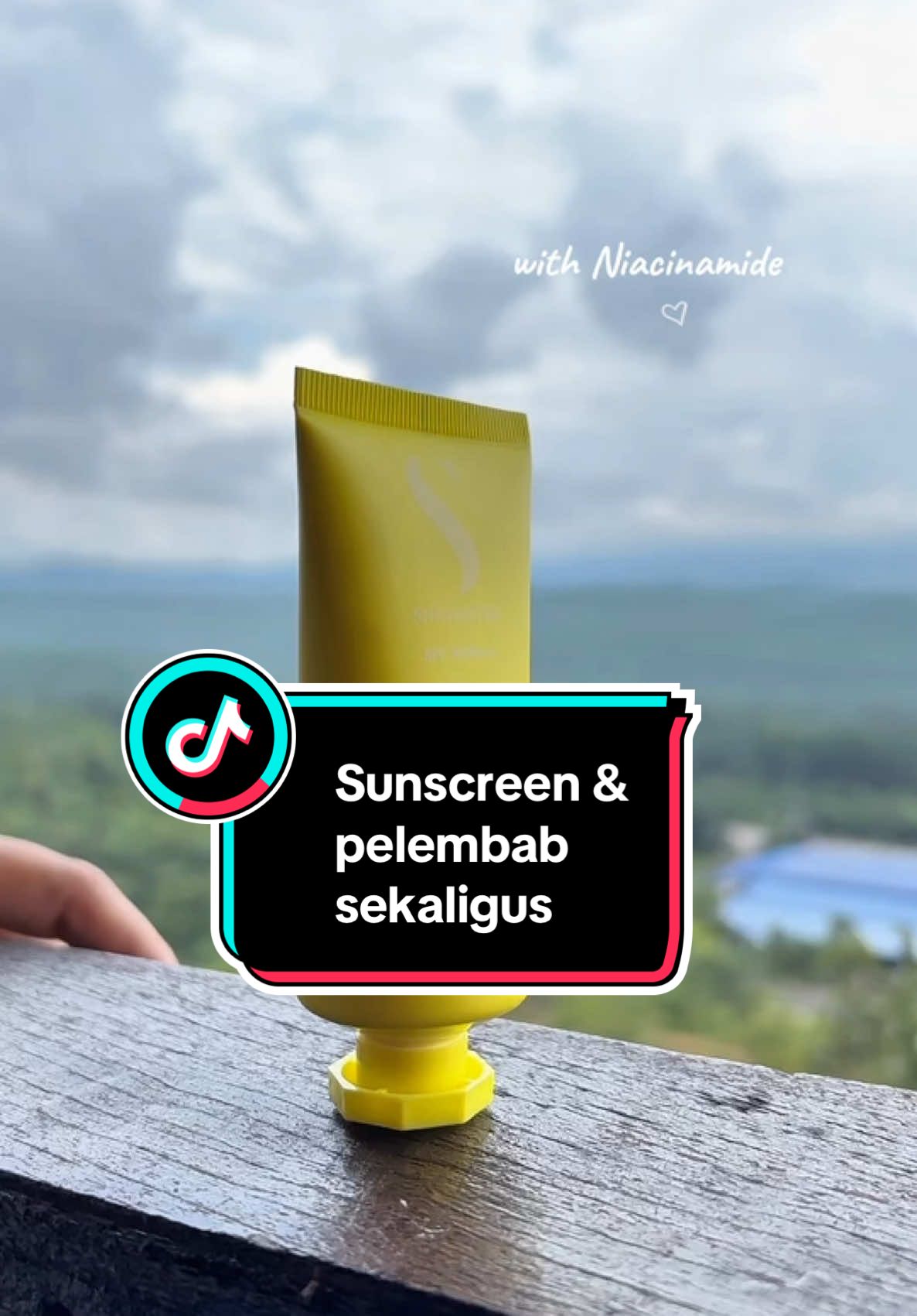Snowy sunscreen dengan SPF30PA+++ bukan sahaja melindungi kulit dari sinaran UV, tapi ada niacinamide yang banyak manfaat pada kulit ..  #snowhiteehq #snowhitee #bodyandface #kulitkering #kulitsensitif #snowysunscreen #spf30pa➕➕➕ #sunscreen 