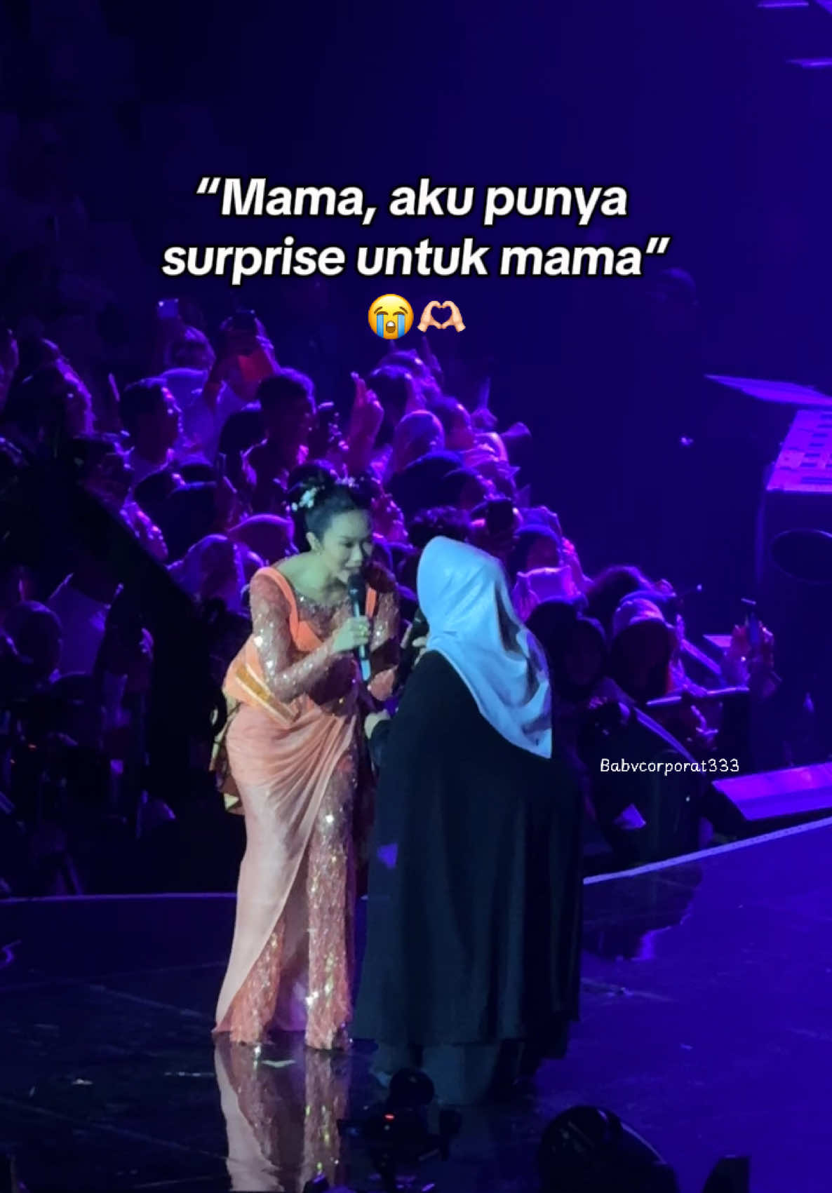 Andai alm mama aku masih ada, abis nonton konser bingah pasti langsung aku peluk2in dan cium2in😭🫶🏻 happy for you teh bisa kasih surprise untuk mama yani💞 aku iri tehhhhh💔 #konserbingahyura #yurayunita #konser #konserjakarta #fypp #4u #musikindonesia #konsermusik #fypgakni #ruthsahanaya #concertcheck 