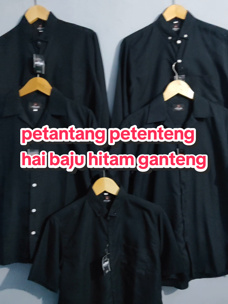 pecinta warna hitam wajib punya nih.. kemeja polos warna hitam, ada berbagai model ya.. co sekarang #kemejapria #kemejapolos #kemejangampus #kemejahitam #promoguncang22 #kemejapoloslenganpanjang #kemejahawai #kemejalenganpendek #kemeja kece hitam laki laki laki laki 