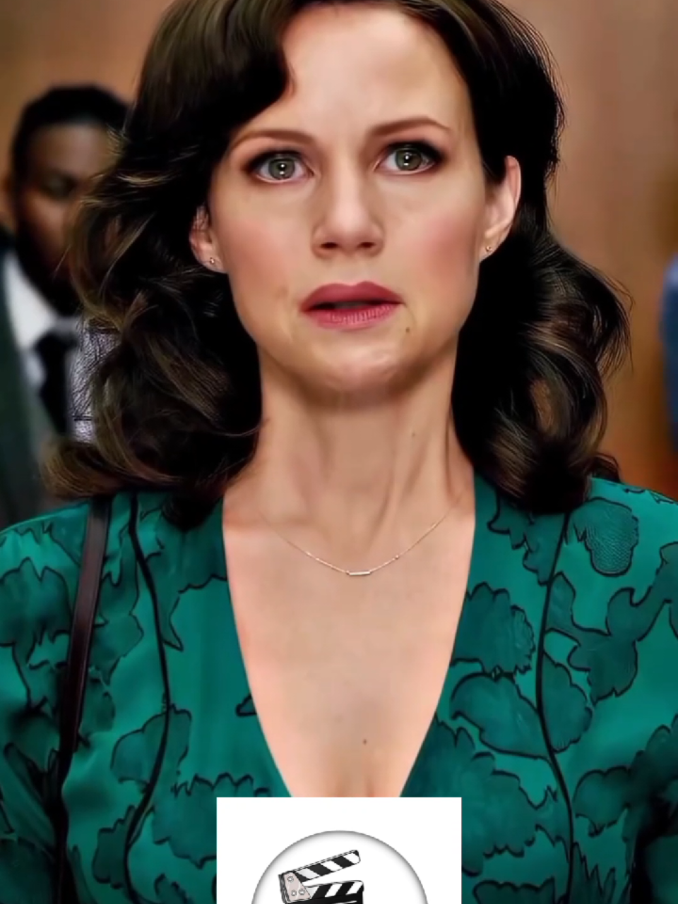 After an attempt to spice up their marriage, Jessie (Carla Gugino) finds herself trapped in bed in an isolated house when her husband Gerald (Bruce Greenwood) unexpectedly dies. Alone, with no way to escape and haunted by past traumas, she must fight her own demons and growing madness to survive. #GeraldsGame #JogoPerigoso #Netflix #HorrorMovie #PsychologicalThriller #StephenKing #Scary #Survival #MindGame #MovieScene #Viral #Trending #Movies #Cinema #Thriller #Mystery #Suspense #Foryou #Fyp
