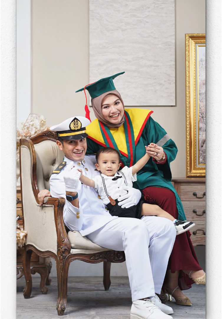 Mengabadikan cinta dan bahagia keluarga kecil ini adalah kehormatan bagi kami! Terima kasih telah mempercayakan Studio Emily Queen untuk mengabadikan momen spesial ini. #emilyqueenhomephotostudio #FotoKeluarga #MomenSpesial