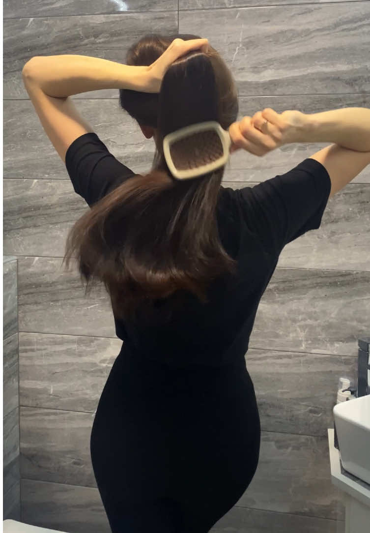 Brushing my hair 🌱  #longhair #hair #brushinglonghair #HairBrushing #asmrhair 