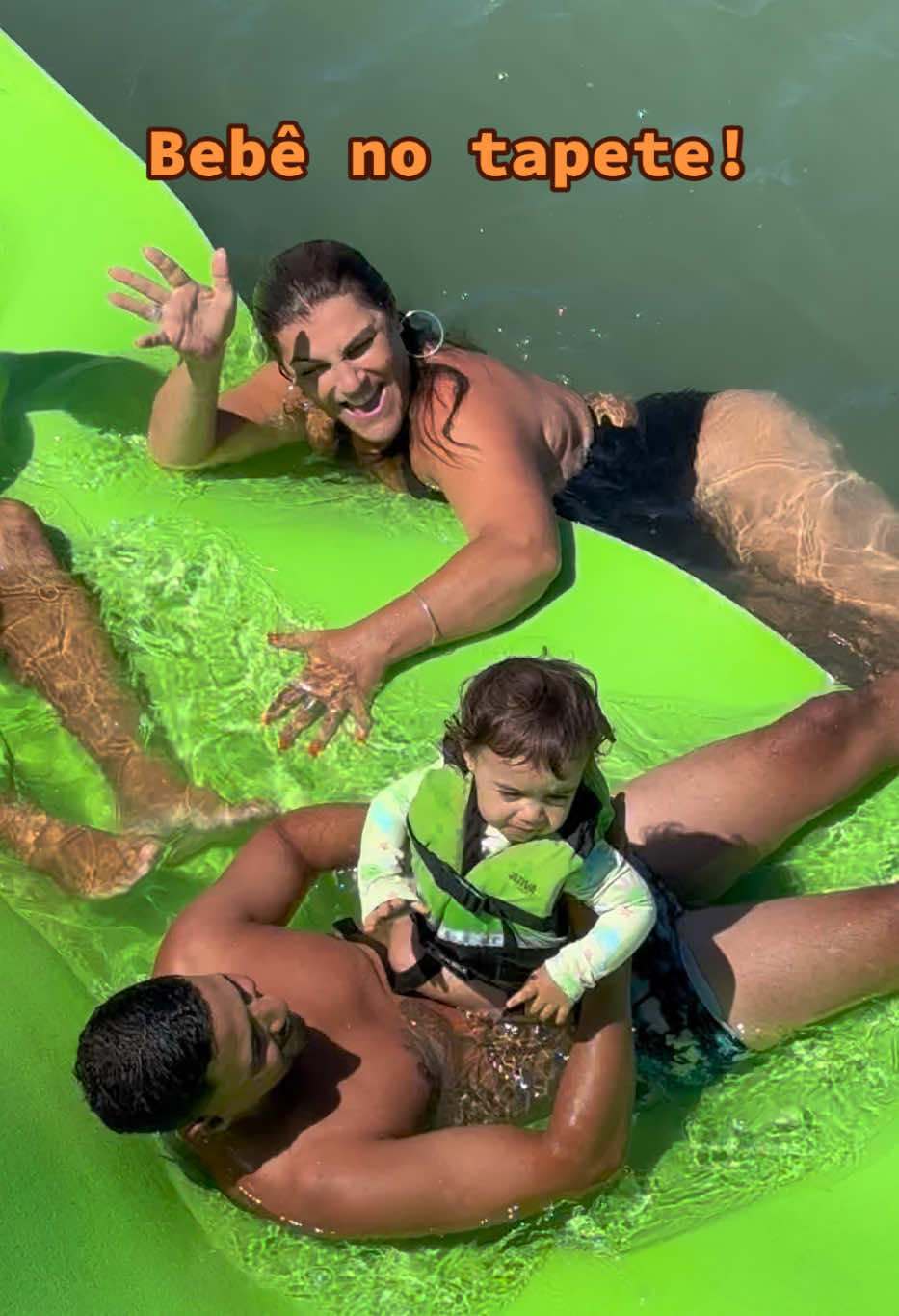 Divertido é seguro! Tapete flutuante na parada para banho em plena três praias Guarapari.