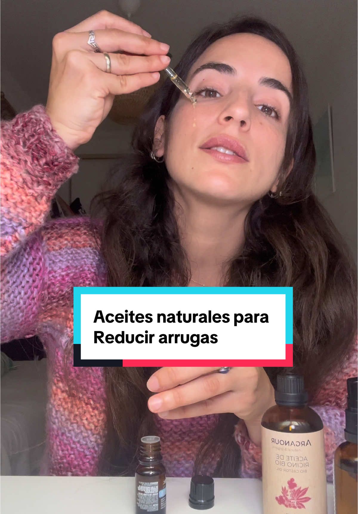 Esta combinación es mágica para hidratar y disminuir arruguitas:  ✨ 1. Aceite de jojoba 	•	Hidratante sin obstruir los poros (ideal para piel grasa o propensa al acné). 	•	Equilibra la producción de sebo, ayudando tanto a pieles secas como grasas. 	•	Regenera la piel y reduce líneas finas. ✨ 2. Aceite de ricino  	•	Nutre la piel y ayuda a tratar la sequedad extrema. 	•	Antibacteriano y antiinflamatorio, útil para pieles con tendencia a acné o infecciones. ✨ 3. Aceite esencial de lavanda 	•	Calmante y relajante, ideal para el estrés 	•	Antiséptico y cicatrizante, ayuda con heridas, quemaduras y acné. 	•	Regenera la piel y equilibra la producción de grasa ✨ 4. Aceite esencial de incienso 	•	Reafirma y rejuvenece la piel, reduciendo arrugas y cicatrices. #aceitedejojoba #aceitedericino #aceitedeincensio #aceiteesencial #antiarrugas #cosmeticanatural #hidratante #skincaretips 
