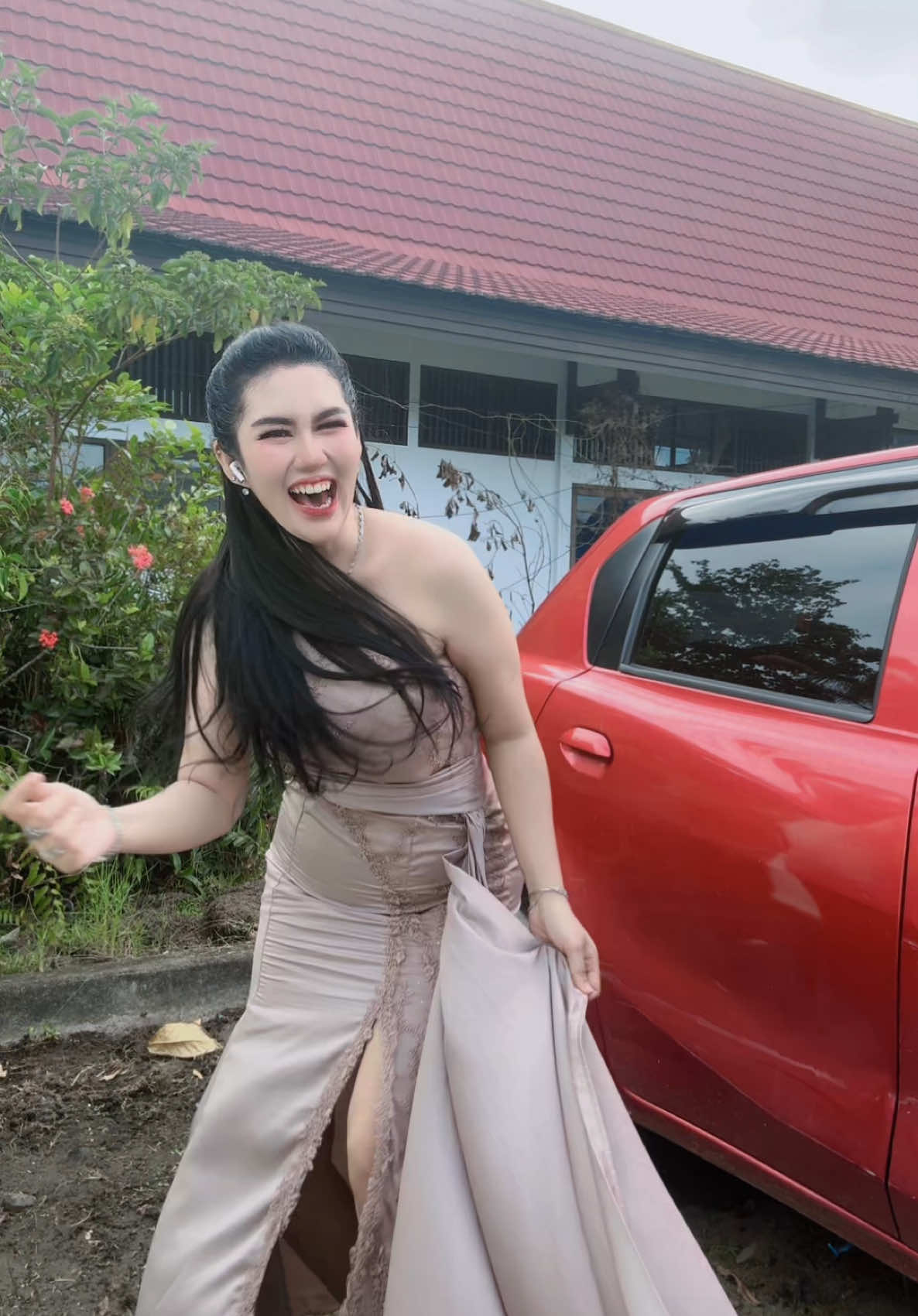 Asli macam burung lepas dalam sangkar bebas bahagia kan trus wanita gila ini yak Allah emg benar dunie itu luas kalok Endk di cobe mane tau kuat Endk nye tetap jadi diri sendiri jangan pernah dengar mulut” puckimak itu cukup jadi diri sendiri 🥰😍😂 ape agik kalok di temu kan laki yang bise bahagiakan wanita ee biar pon kadang” ente kadang”🤣🤣🤣