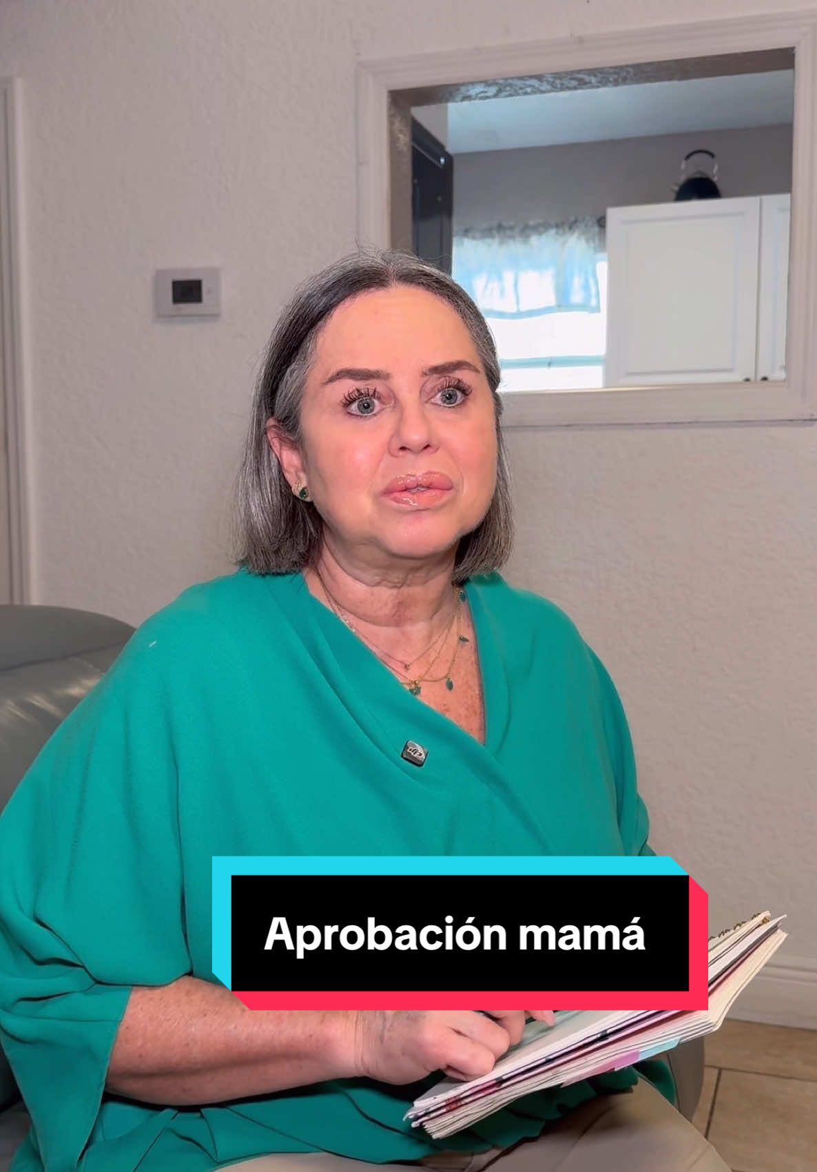 Mi mamá evaluando a mi novio para ver si lo aprueba 