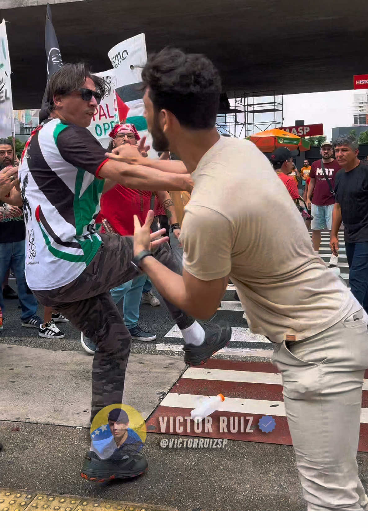 Manifestação de petistas, apoiadores do grupo terr*rist4 Hamas vieram pra cima por serem confrotados . . . . #palestina #esquerda #direita 