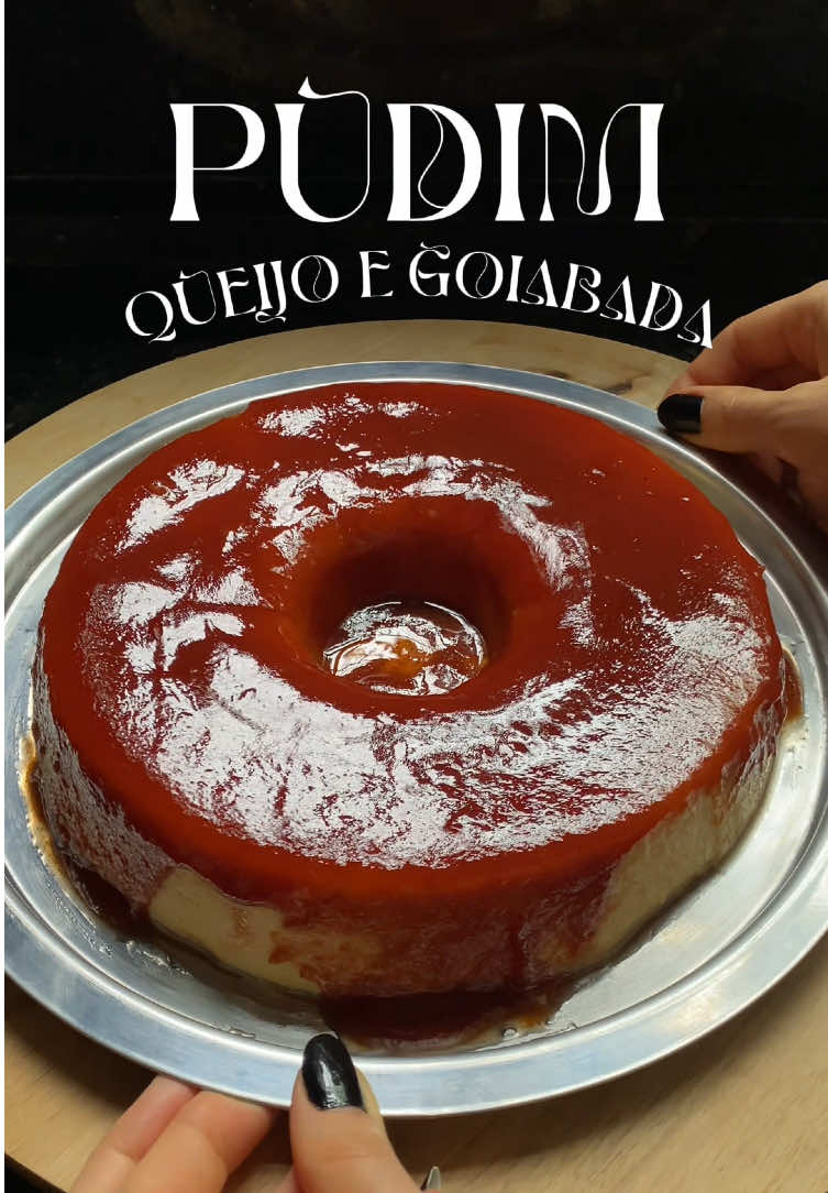 Respondendo a @🖤 Pudim de Queijo e Goiabada (Romeu e Julieta) Pudim: 3 ovos 1 caixinha de leite condensado 200g cream cheese 250ml leite  50g queijo parmesão, ou a gosto, eu colocaria um pouco mais se fosse fazer novamente (usei a peça fresca) Assar em banho maria com papel alumínio em cima por +/- 1/2 horas, o tempo pode várias muito de acordo com o forno e ingredientes. O meu ficou 2 horas, mas comece a ficar de olho a partir da 1 hora. O ponto certo é quando ele estiver firme e com as laterais escurinhas. Calda: 200g goiabada 1/2 xícara de água - Deixar no mínimo 4 a 5 horas na geladeira antes de desenformar. - Jogar a calda no pudim quando ela estiver FRIA! - Após jogar a calda volte com ele para a geladeira por mais algumas horas e consumir quando estiver bem gelado. ⚠️E TÔ FALANDO SÉRIO PROVEM CONGELADO!!!!! #receita #doces 