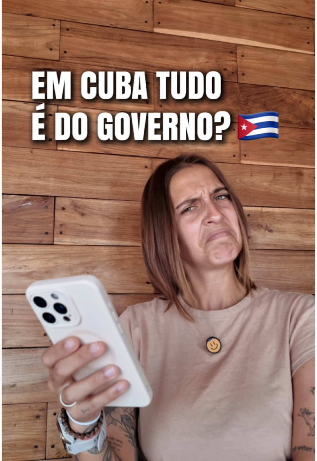 será que tudo em cuba é do governo mesmo? ou existem negócios privados? 🤔⁣🇨🇺 ⁣ ⚠️ atenção: esse conteúdo é explicativo e não está apoiando ou rejeitando nenhum tipo de governo ⚠️ agora, vamos lá:  a maior parte da economia cubana é gerenciada pelo estado, mas a partir de 1993, Cuba começou a permitir negócios privados chamados de “cuentapropistas”, que podem atuar em ramos como alimentação, transporte e serviços. em 2010, o governo permitiu mais tipos de negócios privados e incentivou o empreendedorismo como forma de aliviar o peso do emprego estatal e impulsionar a economia.  hoje, os negócios privados representam uma parte importante da economia cubana e existem três tipos principais de estabelecimentos:⁣ ⁣ 1. estabelecimentos estatais: são a maioria, incluindo grandes restaurantes, hotéis, lojas e serviços básicos.⁣ ⁣ 2. negócios privados (cuentapropistas): empreendimentos administrados por famílias ou indivíduos, como pousadas, restaurantes (os famosos paladares) e serviços locais.⁣ ⁣ 3. empresas de economia mista: negócios que combinam capital estrangeiro com controle parcial do governo, comuns no setor turístico.⁣ ⁣⁣ ou seja: não, nem tudo em Cuba é do governo 🇨🇺