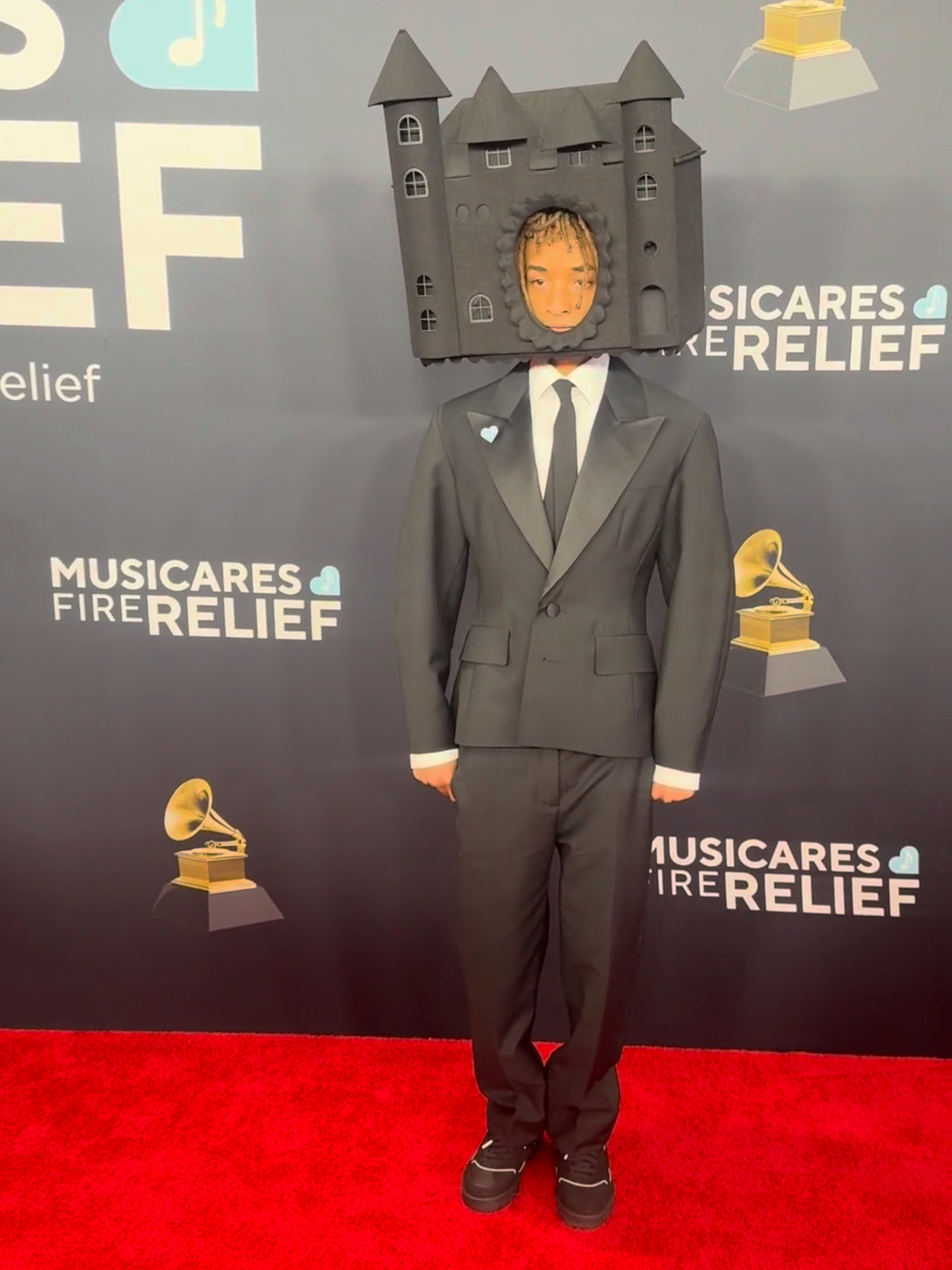 There's no place like home ... Right? @jaden showed up to the Grammys red carpet wearing a head piece shaped like a house. #EntertainThis #GRAMMYs #JadenSmith