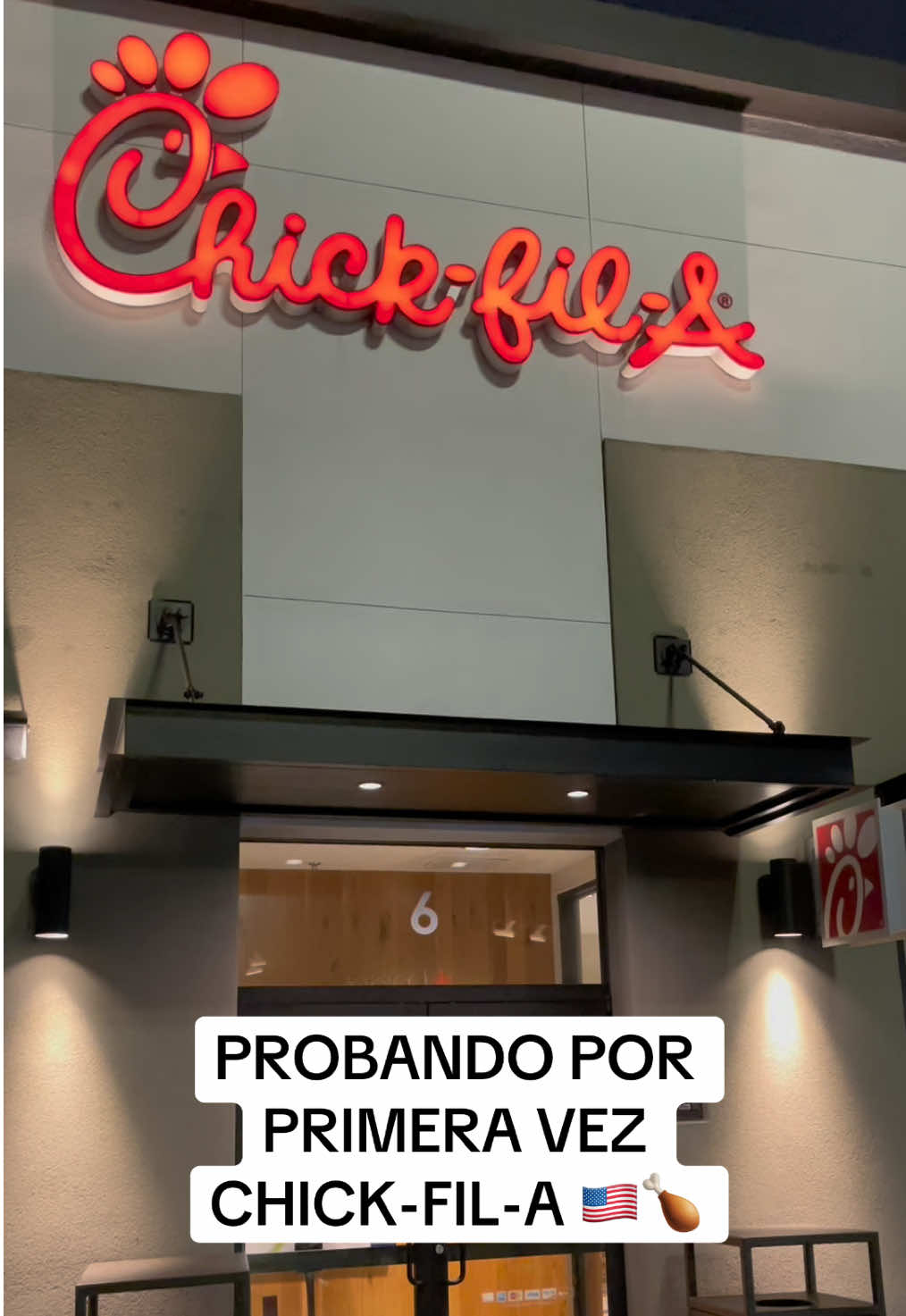 Chick-Fil-A: Precio (8pc Nugget Combo): 10.50 usd 💵 Chicken Nuggets: 9.1/10 Los productos por aparte son buenos pero la mezcla de todos con sus salsas son una vaina loca! Súper recomendado.    Que debería probar ahora?  #Food #review #fyp #paratí #longervideo #colombia #chickfila 