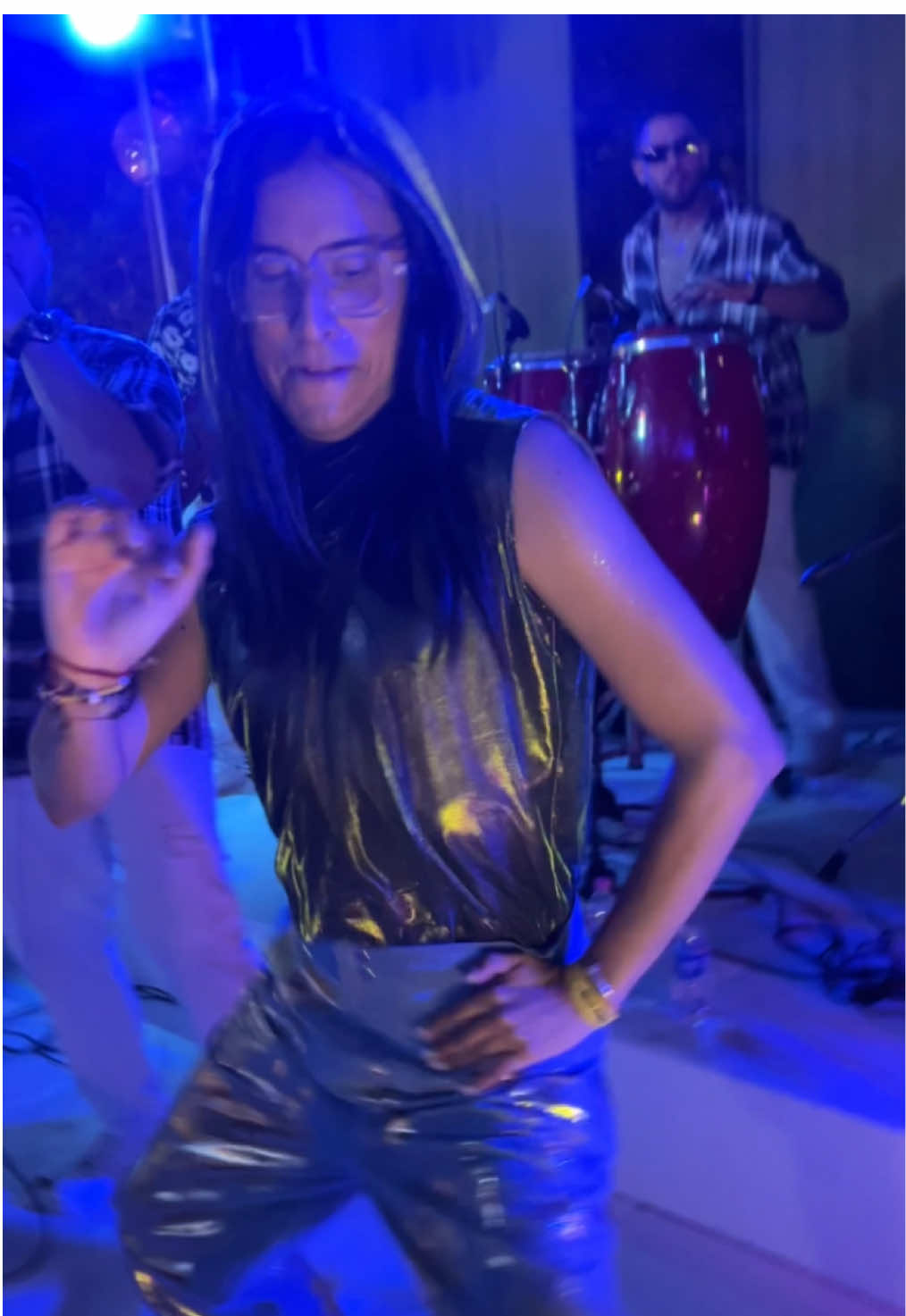Ric tirate un paso 😎📸🪩  Felicidades @Ric La Torre 🗣️✨ y que sean muchos años más bailando con la Combi Completa 😎🎶 #CDLH ¡Armando la fiesta donde vaya! 🥳🎉  Booking: 📲 936 732 834
