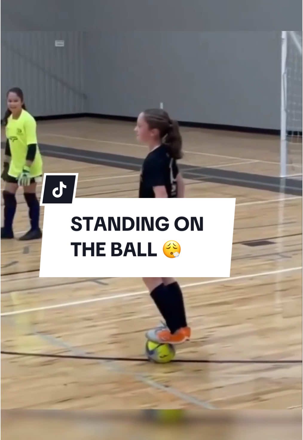 Footwork on point #soccerskills #Soccer #tricks #viral  Via revistajogadora/IG & beautiful_game_08/IG)