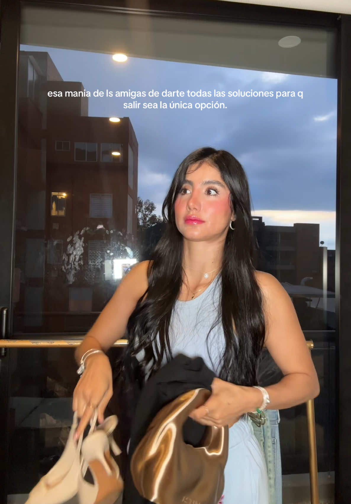 Díganme q no soy la única, q alguna amiga la sacó de casa con un outfit improvisado a último minuto ? Etiquétala q talento pa convencer y stylearte 