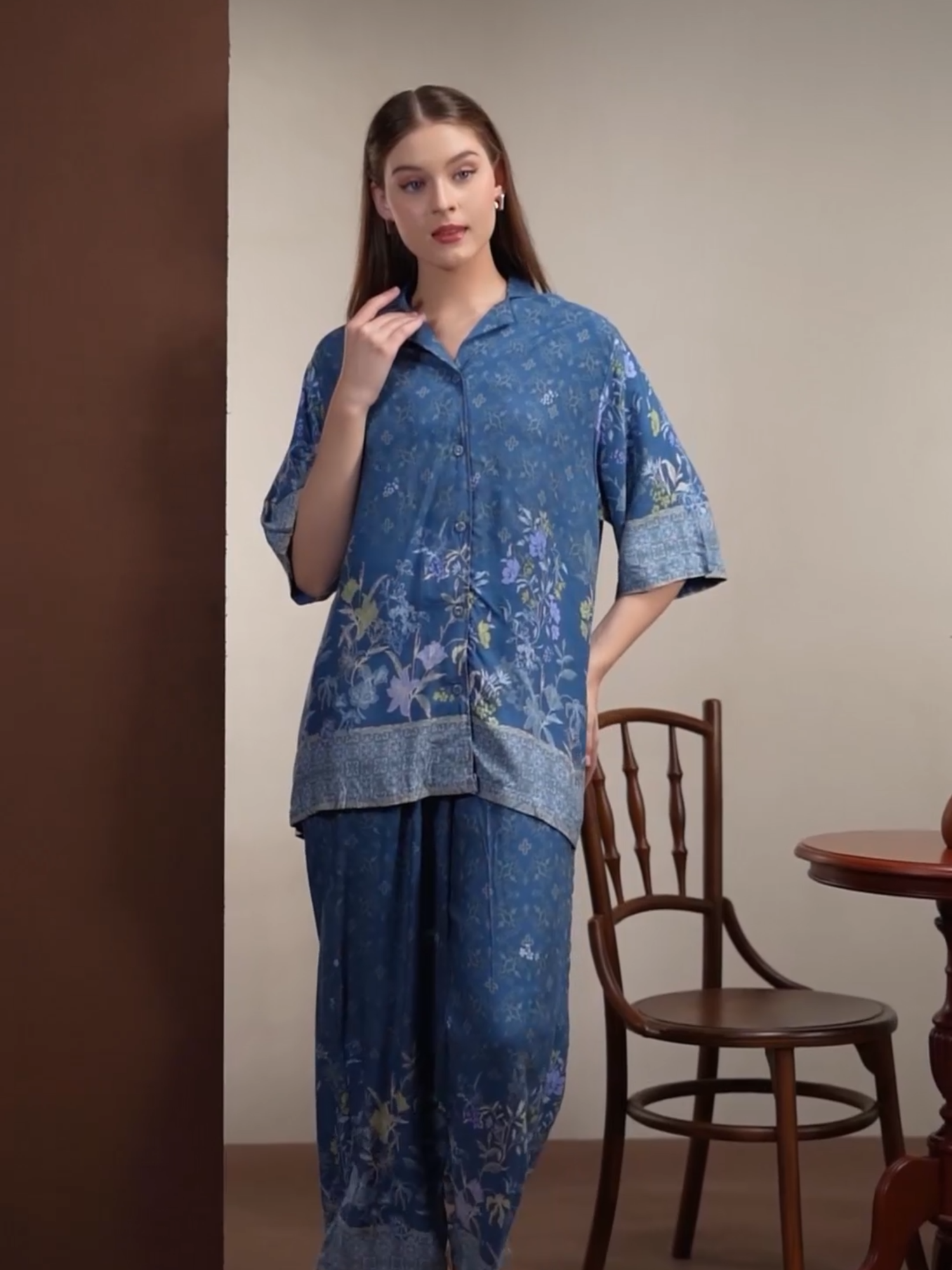 Pajamas Myta Zayana Series dari Oriana sudah hadir! 😍 Motifnya cantik, bahannya adem, dan super nyaman buat nemenin tidur Mommies~ 💤💖 Waktunya upgrade sleepwear biar makin stylish meski di rumah aja! 🤩✨ Yuk, checkout sekarang sebelum kehabisan~ 💕 #PajamasNyaman #HomewearCantik #OrianaNewArrival