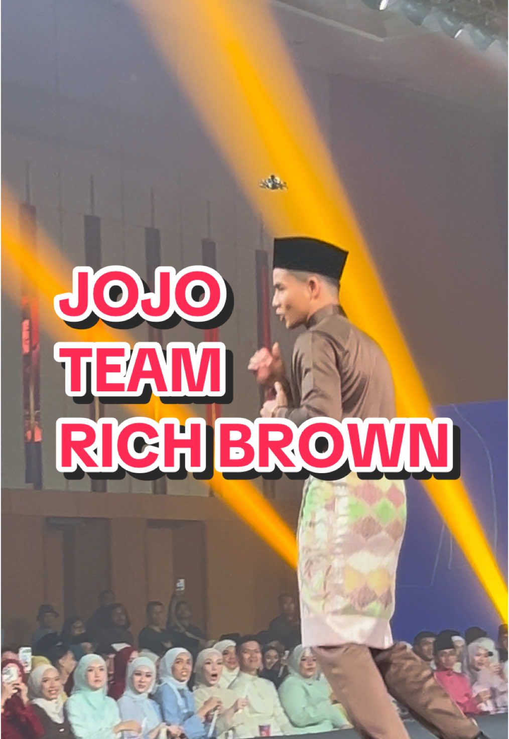 Siapa kat sini team rich brown? Color baru untuk tahun 2025 dari Bulan Bintang.  #bulanbintang #sedekadmenyinar #bulanbintangkualalumpur #fashionshowbulanbintang #fyp #fyppppppppppppppppppppppp #terrrrpalingraya #jojo @JohanGhazaliMuaythai 