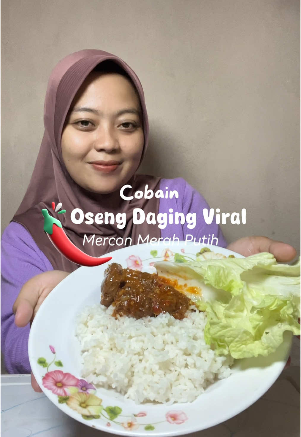 Akhirnya nyobain oseng daging viral mercon merah putih, ini asli nendang banget🫶🏻🤤 #merconmerahputih🇮🇩 #osengdagingmercon #reviewmakanan 