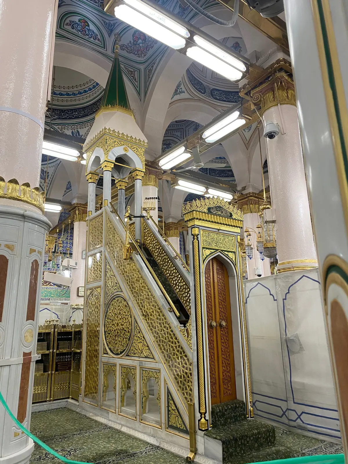 Slide 1 : Mimbar Rasullullah SAW  Mimbar Rasulullah SAW bermula dari sebuah gundukan tanah sederhana yang dijadikan tempat duduk oleh Rasulullah SAW. Slide 2 : Mihrab Rasullullah SAW mihrab yang digunakan oleh Nabi Muhammad saat masjid ini masih dalam keadaan aslinya. Mihrab ini merupakan tempat Nabi Muhammad (SAW) biasa memimpin Shalat. Bahkan hingga saat ini, imam Masjid Al Nabawi masih memimpin shalat di tempat yang sama. Slide 3 : Rumah dan Makam Rasullullah SAW dan kedua Sahabat nya Makamnya berdampingan dengan makam dua sahabatnya, yaitu Abu Bakar Ash Shiddiq dan Umar bin Khattab #raudhah #tamansurga #madinahalmunawaroh 