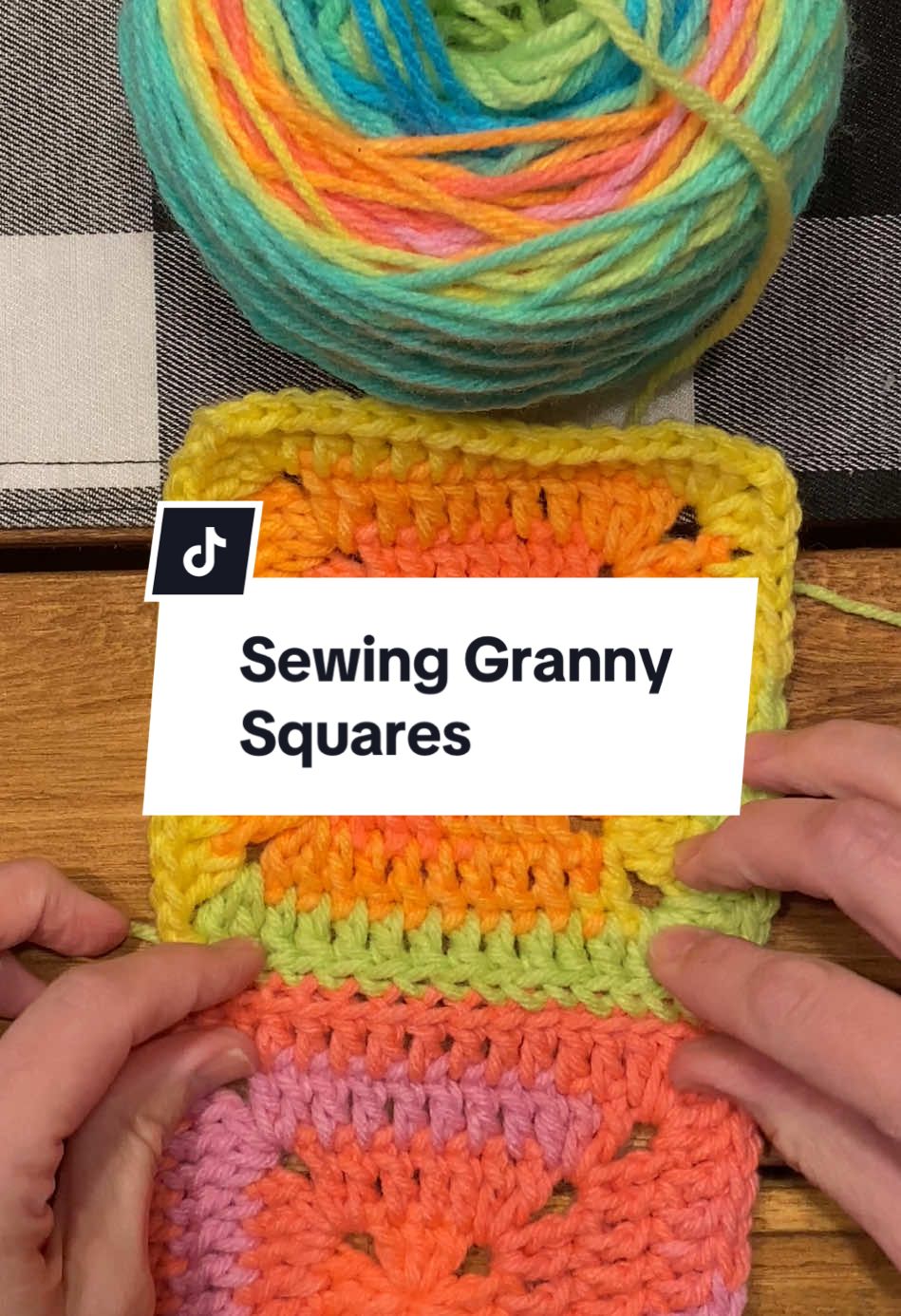 Connecting granny squares with the mattress stitch 🧶 #crochettok #crochet #grannysquares #tutorial #yarn