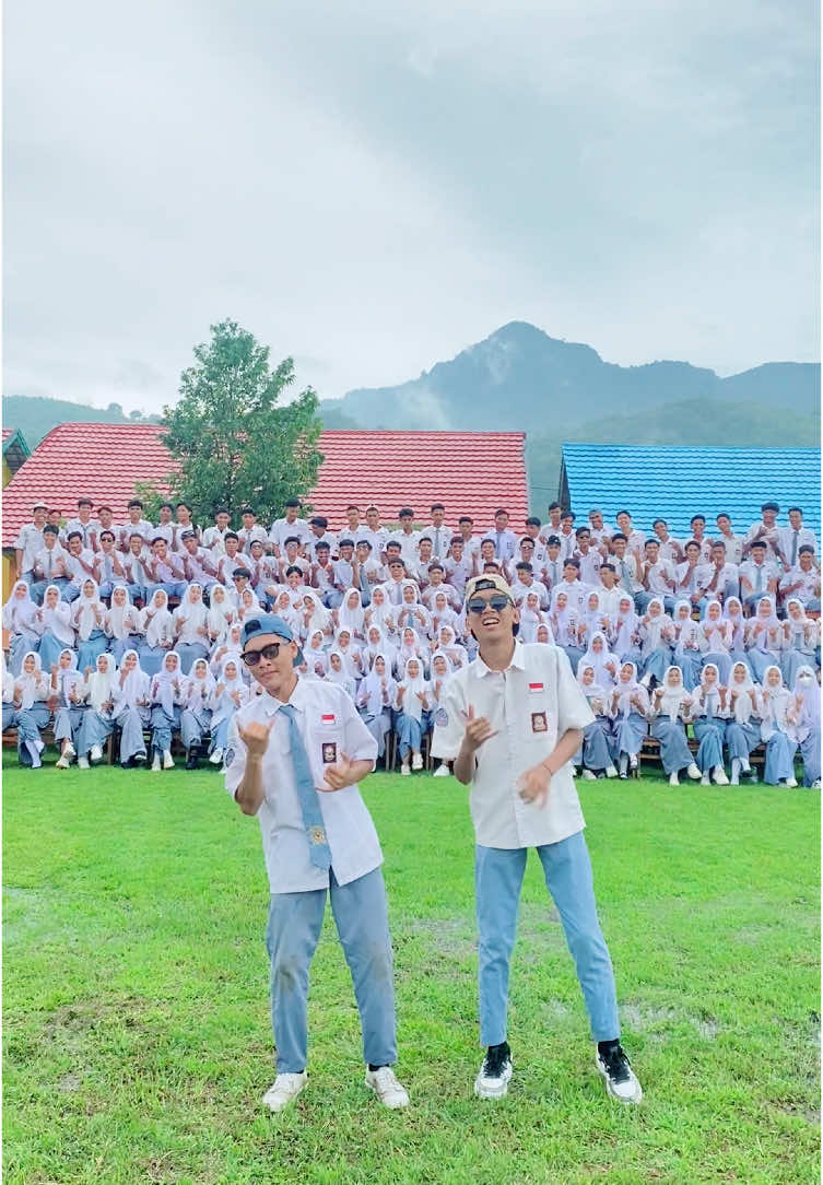 Pih ayo pih ayo kita bergoyang, papi jarang pulang mami sudah jarang di goyang. Trend video angkatan SMKN 1 PLAMPANG #videoangkatanSMA #videoangkatan2025 #videoangkatansekolah 