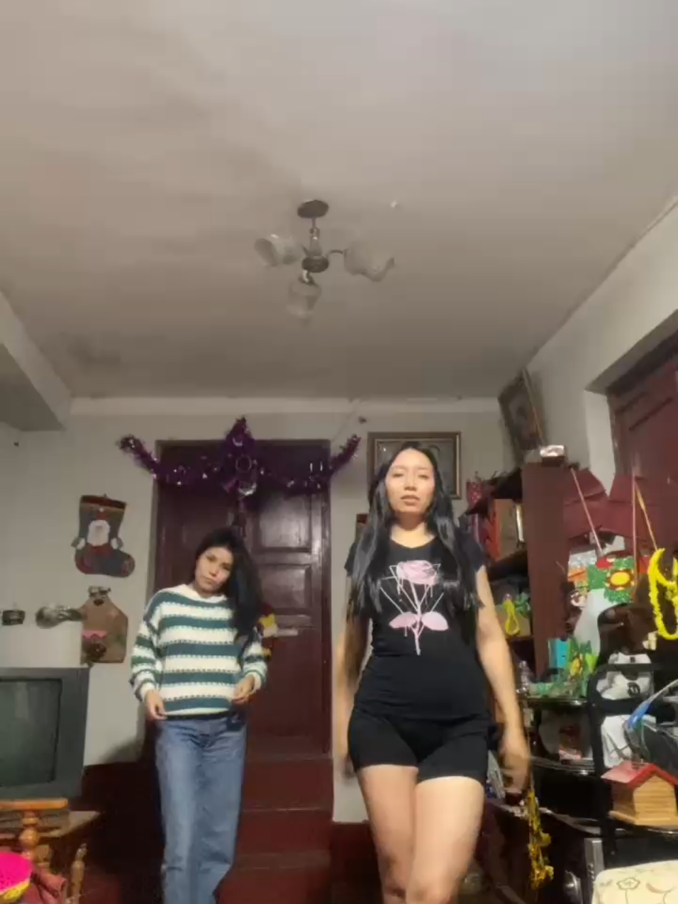 Dos tipos de hermanas la que sabe bailar y la que lo intenta @Cristina.A_palomino 