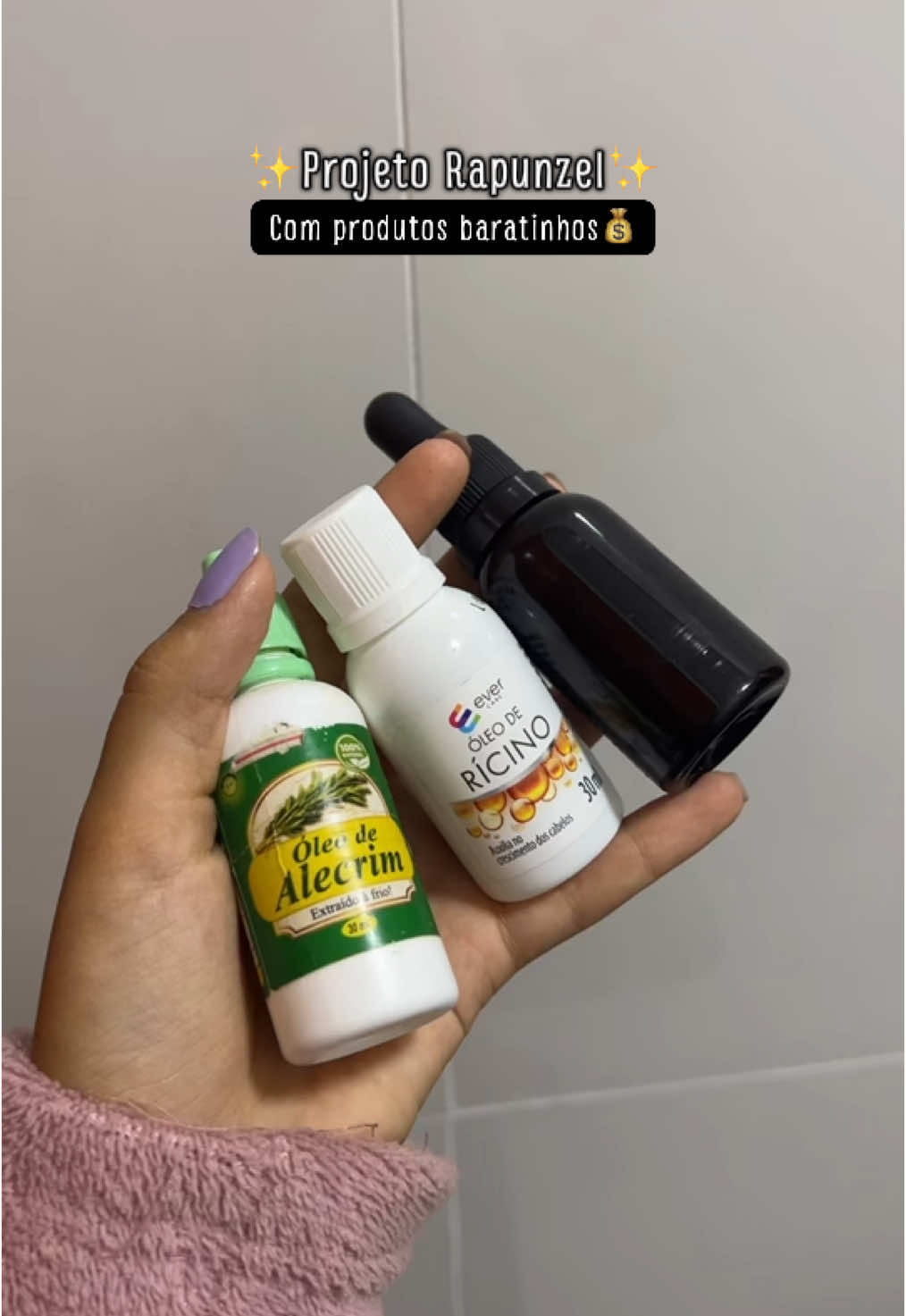 Usei óleo de Rícino e um pouco de alecrim🍃🧴 #cuidadoscomcabelo #oleodericino #projetorapunzel #fazerocabelocrescer 