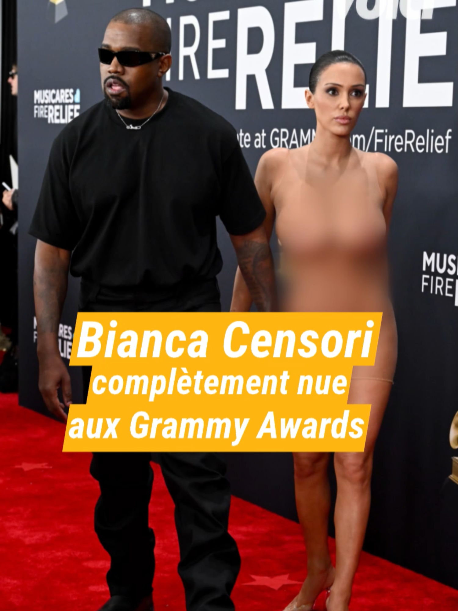 Kanye West et Bianca Censori refoulés aux Grammys 2025 ? 🤔 Le couple a fait une apparition choc sur le tapis rouge des Grammy Awards ! Bianca Censori a d'abord posé en manteau de fourrure avant de l'enlever, se révélant entièrement nue devant les photographes. Une mise en scène qui n’est pas passée inaperçue… Selon Entertainment Tonight, si Kanye West était bien invité, ce geste aurait conduit à leur 