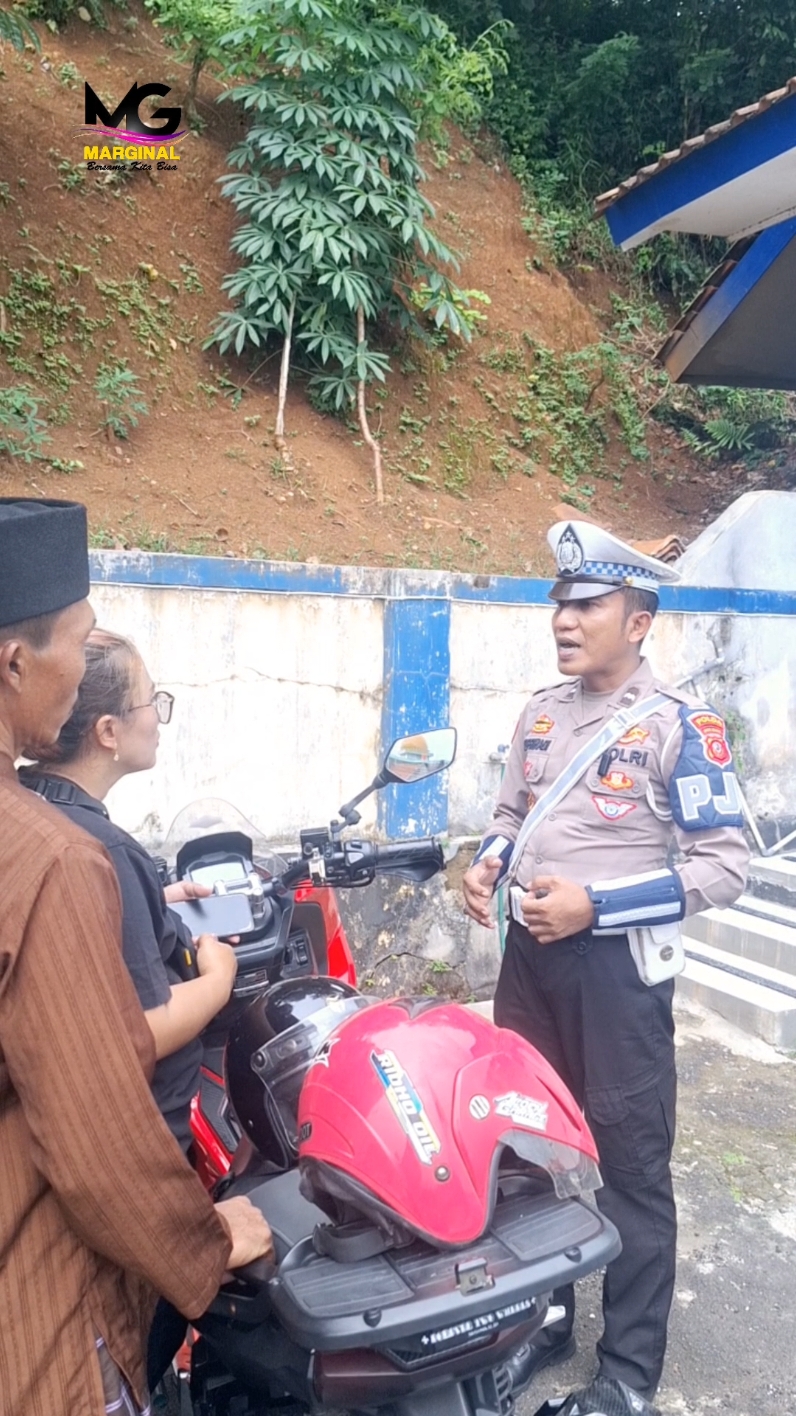 Hindari mengoperasikan HP saat berkendara kendaraan bermotor #polisi #lucu #ngakak #fyp 