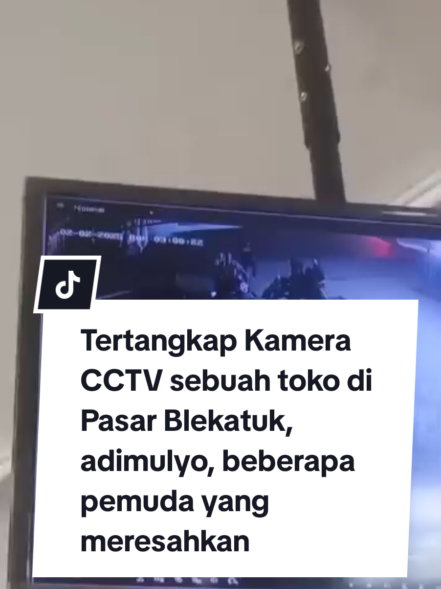 Tertangkap Kamera CCTV sebuah toko di Pasar Blekatuk, adimulyo, beberapa pemuda yang meresahkan, mengambil sapu dan alat buat ngepel lantai. Diduga untuk tawuran. Ada sekitar 20an pemuda. Kejadian pada senin (3/2/2025)Jam 3 pagi hari minggu. #kebumen #beritakebumen #kebumenberiman #fyp #fypage #cctv #cctvcamera #kameracctv 