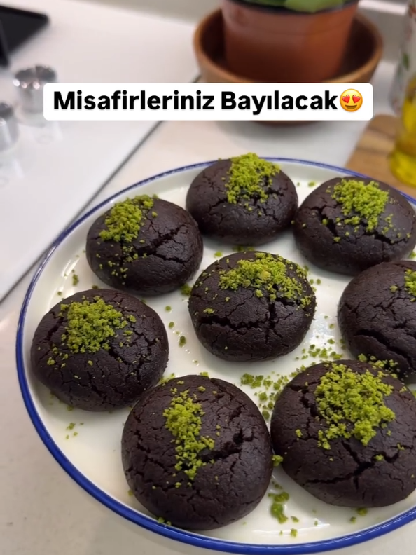 Sütlü Şerbetli Islak Browni Kurabiye Misafirlerinizin bayılacağı harika bir tarif oluyor mutlaka deneyinn Yumuşacıkk yapımı aşırı kolay bir kurabiye ⭑✔ Malzemeler: 1 adet Yumurta 125 g Margarin 1 çay bardağı Ayçiçek Yağı 1 çay bardağı Toz Şeker Malzemeleri bir kaseye alalım karıştıralım. Ardından; 1 paket Hamur Kabartma Tozu 1 paket Şekerli Vanilin 3 yemek kaşığı Kakao 3 su bardağı Un ekleyelim ve yoğurup şekil verelim. 170 derecede pişirelim. Şerbeti için; @lezzettdokunusu 1.5 su bardağı Süt 1 su bardağı Toz Şeker *Birlikte kaynatıp soğutabilirsiniz. Üzeri için; Toz Antep Fıstığı kullanabilirsiniz. Kurabiye ilk sıcaklığı geçmiş olacak şerbetimiz soğuk olacak şekilde birleştirelim #islakkurabiye #sütlüıslakkurabiye #kurabiyetarifleri #islakbrownikurabiye #brownikurabiye