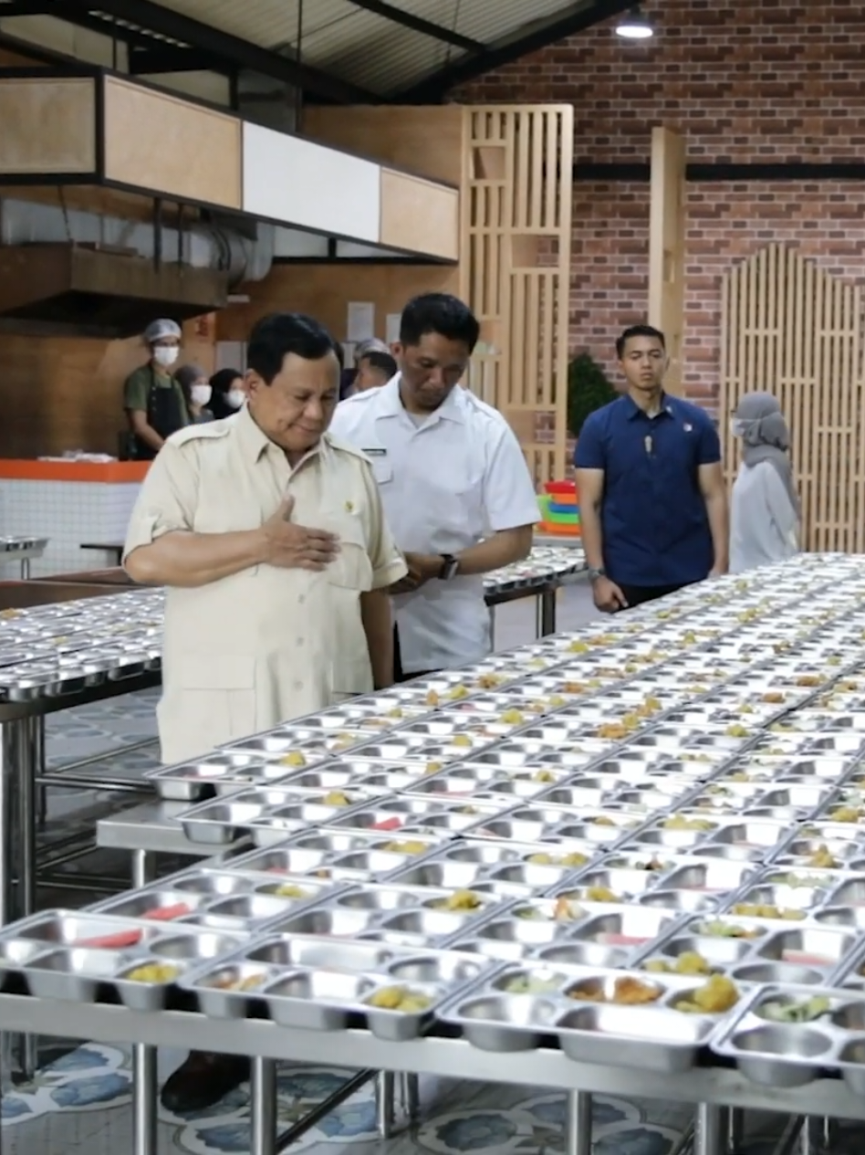 Prabowo Inspeksi Mendadak Dapur Umum Makan Bergizi Gratis di Rawamangun. Jakarta — Presiden RI Prabowo Subianto melakukan inspeksi mendadak atau sidak ke dapur umum dan sekolah untuk meninjau langsung pelaksanaan program Makan Bergizi Gratis di Rawamangun, Jakarta Timur, Senin (3/2). Prabowo awalnya mengunjungi SD Negeri 05 Jati dan TK Negeri 02 di kawasan Pulo Gadung, Jakarta Timur pada pukul 09:38 WIB. Kedatangan Prabowo yang mendadak itu disambut antusias para warga dan siswa-siswi. Prabowo pada kesempatan itu mengenakan pakaian safari dan bertopi cokelat. Ia datang menggunakan kendaraan Maung. “Bapak! Pak! Pak Prabowo!” seru mereka menyapa Prabowo. Prabowo pun menyapa para warga dan siswa-siswi sembari melambaikan tangannya. Ia tak lama bergegas ke lokasi dapur agar tidak mengganggu proses belajar mengajar di sekolah. Prabowo lalu bergeser ke lokasi dapur umum pada pukul 10:23 WIB tempat produksi Makan Bergizi Gratis guna melihat langsung bagaimana proses secara keseluruhan. Prabowo di sana berbincang dengan sejumlah petugas dan juru masak yang bertugas di dapur umum tersebut. #masukberanda #foryou #fyp #presidenprabowo #prabowo #prabowogemoy 