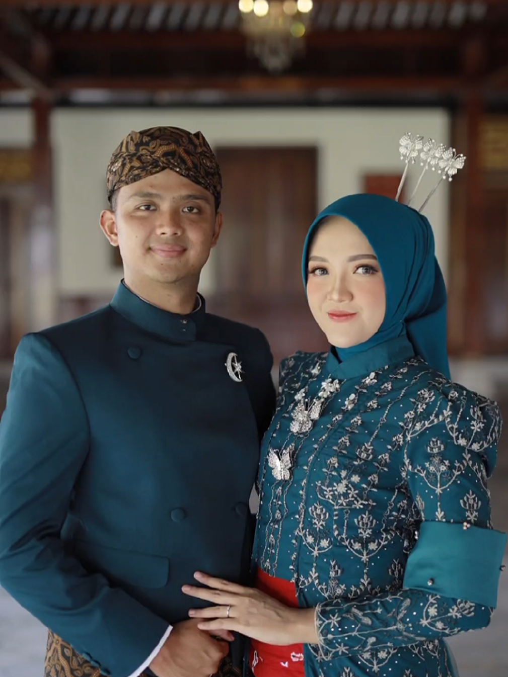 ga nyangkaa prewed sama @skapridecreative & @idda.wedding hasilnyaaa cuakepp bangett padahal belom diedit🥹💖 #masyaallahtabarakkallah #prewedding #preweddingsolo #preweddingadatjawa #preweddingjawa #preweddingideas #preweddingshoot 