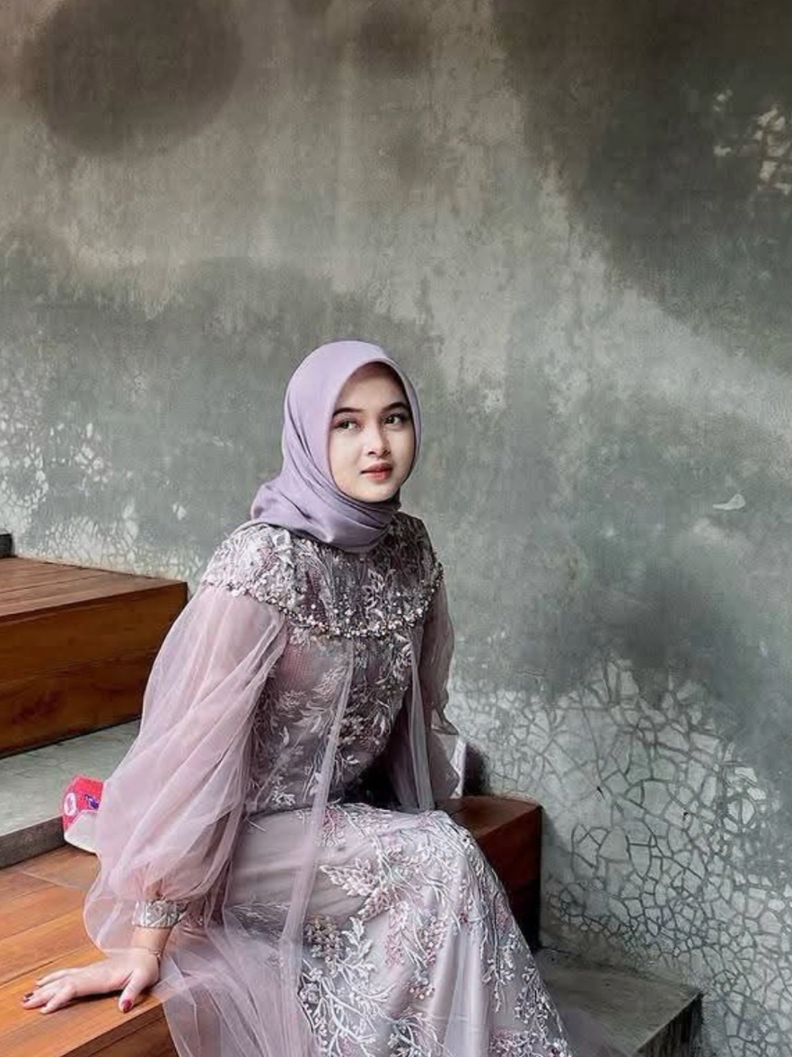 Dress lebaran mevvah & elegant 💖 Desain nya simpel, tp kombinasi bahan & aksen fayet nya yg bikin terlihat mewah 🫶 cocok bgt buat dipakai lebaran nanti 🥰 #fyp #dress #dresslebaran #outfitlebaran #bajuhariraya 