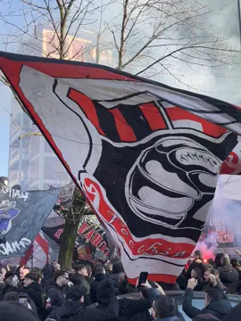 ac milan fans banditi curvasud milano ultras  #acmilan #acmilan1899 #dellamadonnina #derby #footballtiktok #ultras #sansiro #banditicurvasud #banditirossoneri❤️🖤 #forzamilansempre #rafaleao #santiagomartinez #ibrahimovic #soccertiktok #mikemaignan #pulisic #italy #italia 