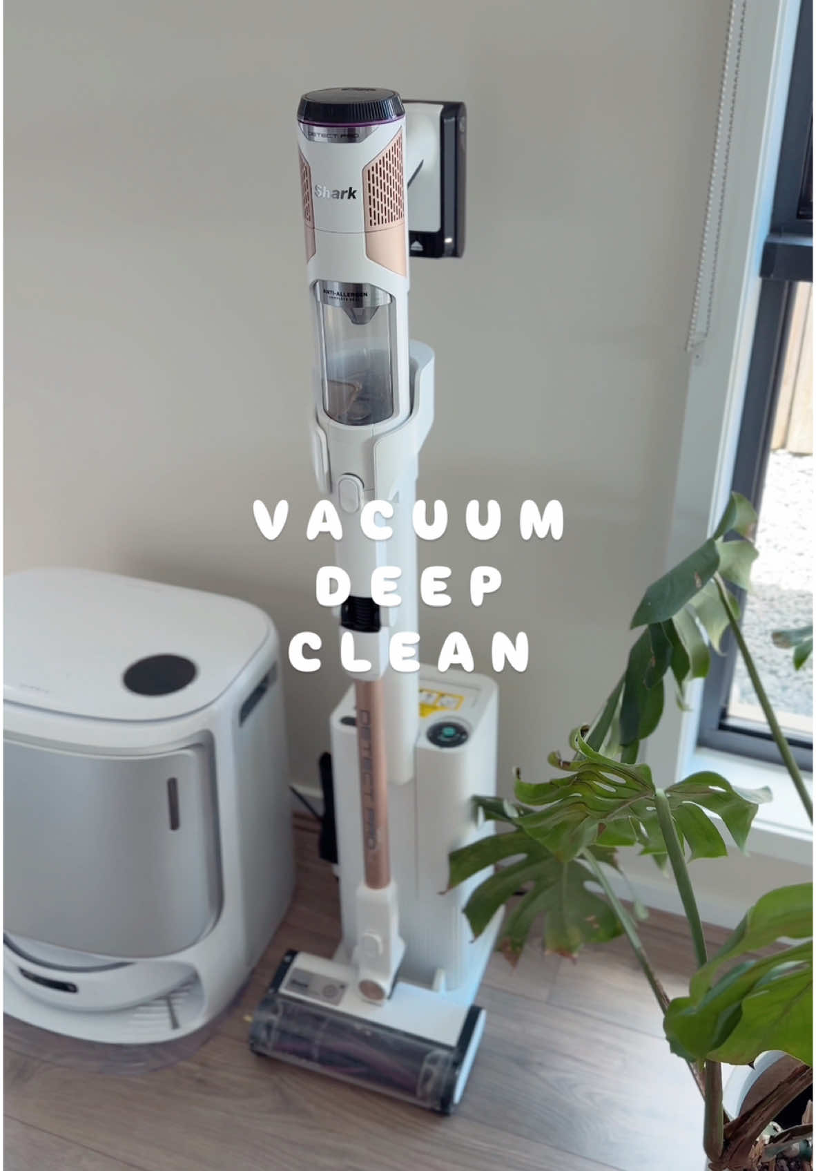 Sometimes you just need to deep clean your vacuum instead of getting a new one 🙌🏽 #cleaning #cleanwithme #satisfying #cleaningmotivation #deepclean #deepcleaning 