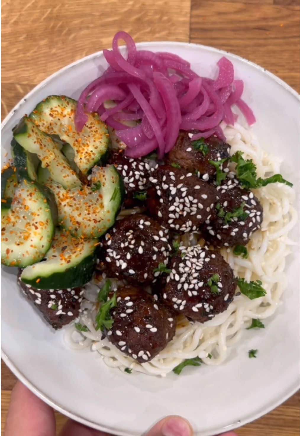 TERIYAKI BEEF BALLS : • 300g de viande hachée  • 1 branche de persil  • 2 échalotes • 1 gousse d’ail  • 1 cas de paprika  • 2 cas de sauce poisson  • 1 cas de sauce nuoc mam  • 1 cas de sauce soja  • sel et poivre  • 1 œuf  • 30g de chapelure  Mélanger tout les ingrédients et former des petites boulettes ( ou grosses ). Les dorer dans une poêle chaude dans de l’huile de sésame, débarrasser et créer la sauce. SAUCE : 3 cas de sauce soja foncé, 20cl d’eau, 1cac de maïzena diluée dans 1 cas d’eau , 2 cas de sucre ; mettre l’eau dans les sucs sur feu fort et baisser sur feu moyen ajouter la sauce soja ainsi que la maïzena et le sucre mélanger constamment jusqu’à épaississement. Ajouter les boulettes et mélanger délicatement sur feu moyen pendant 2/3min.  Dresser avec sésames et sauce sur des udons. Concombres & pickles ✨ #recette #asian #recipes #EasyRecipe #recettefacile #Foodie #yummy #food #recetterapide #recettes #Recipe #udon #balls 
