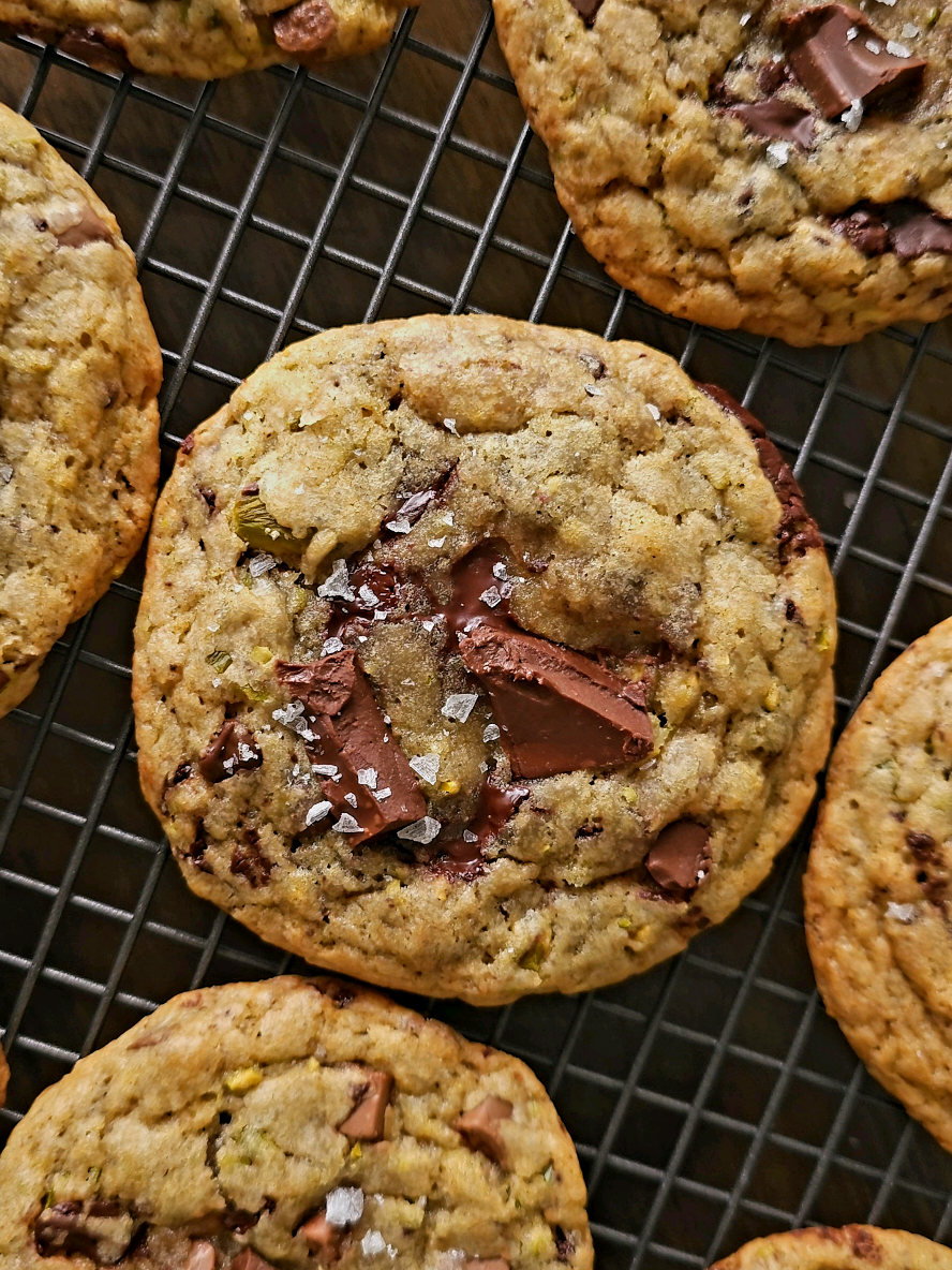 Bakery-Style Sourdough Discard Cookies: Chocolate Chip & Pistachio Perfection! For more details, check out my YouTube channel  :https://youtu.be/dl8fl3fB-pg Recipe Dry ingredients Plain Flour 200g  Baking Soda  1/2 tsp Baking Powder 1/2 tsp Salt 1/2 tsp Unsalted Butter 130g Granulated Sugar 80g Brown Sugar 160G 1 Large egg(my is around 59g) Sourdough starter or discard 90g(room temperature(100% Hydration))  NOTE:I use discard that is less than 5–7 days old Filling pistachios 120g Milk chocolate chips100G  Dark chocolate chips 50g  Dark chocolate Pieces 100g (You can use any chocolate that you like ) Extra chocolate for toping(option) #sourdoughdiscard  #sourdoughcookies 