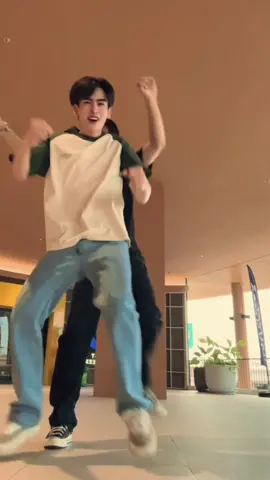 di ajakin dance sama pond gamau giliran sama santa gasskenn😭harap maklum ya pond lagi bucin