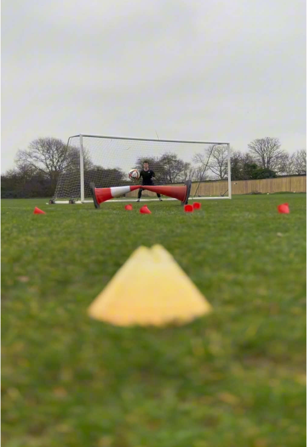 Should i Have Saved It?😮#goalkeeper #Soccer #football  #futbol #goalkeepertraining #goalkeeping 