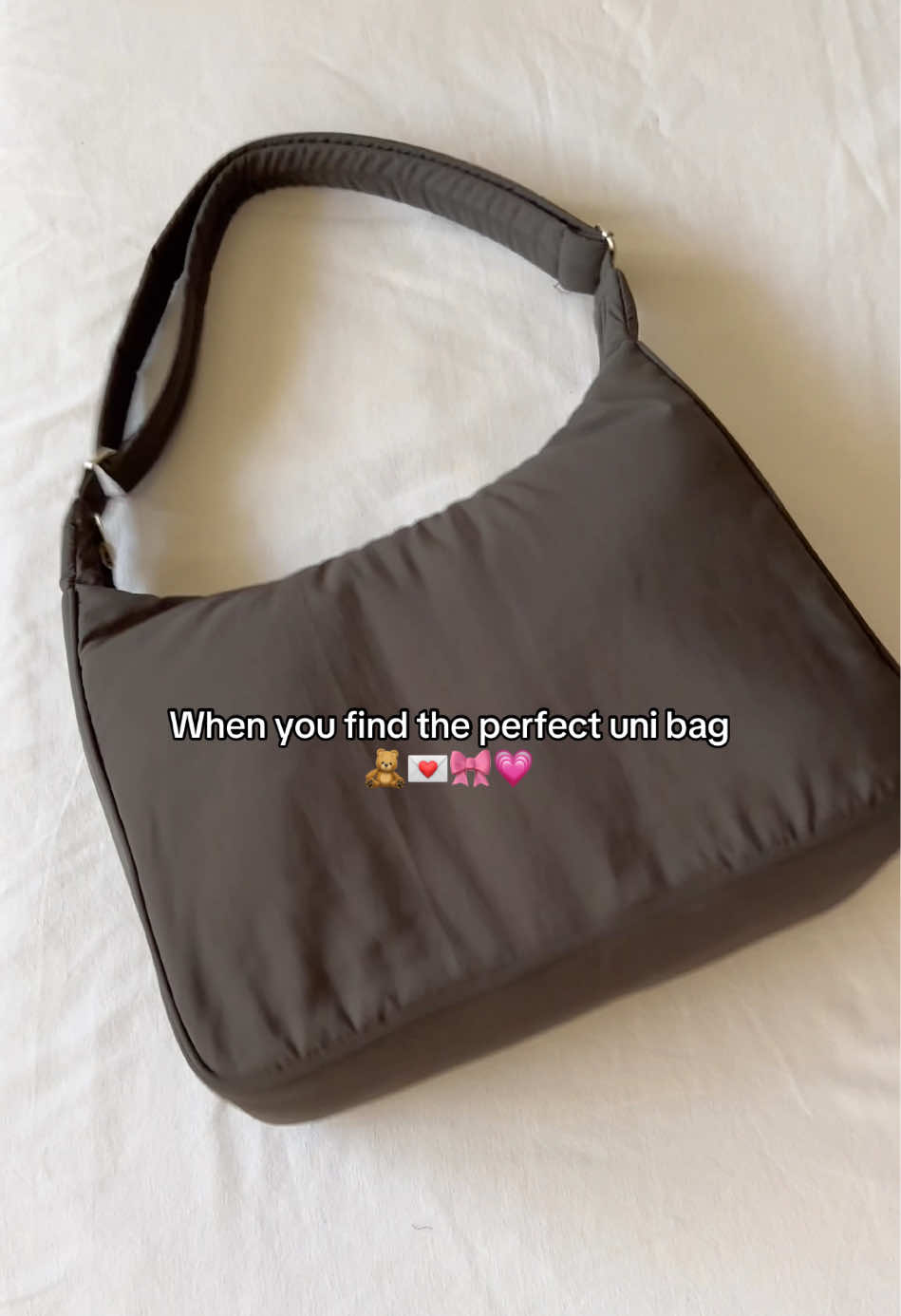 This has to be the best uni bag recommendation. It’s got a padddd laptop compartment and so many pockets inside. I love showing what’s in my tote bag for class! #whatsinmybag #unibag #unibagrecommendations #totebag #totebagwithpockets #schoolbag #collegebag #workbag #shouldertotebag #packwithme 