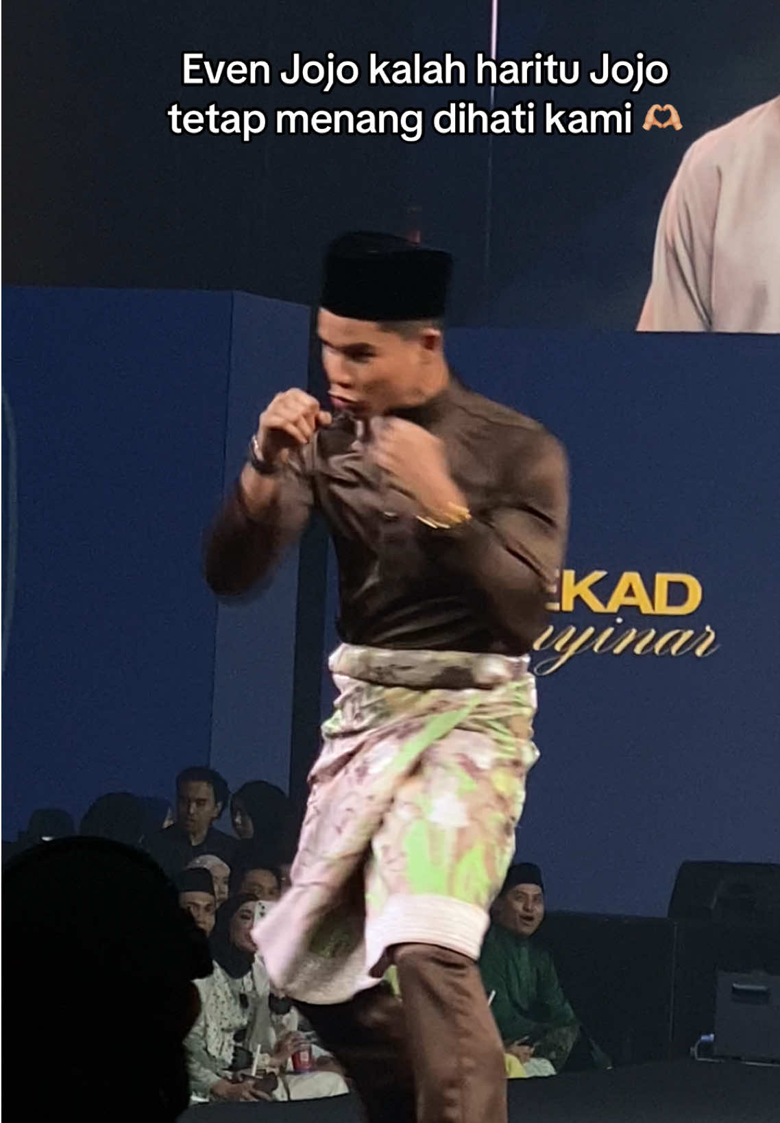 @Johan Ghazali @JohanGhazaliMuaythai pakai colour rich brown pulak memang makin elok la 😍🫶🏼 Kalau nak baju melayu Bulan Bintang colour macam Jojo pakai jangan lupa join live kita !  #jojoghazali #muaythai #johanghazali #bulanbintang #richbrown #bajuraya #raya2025 #fashionshow #fypage #xyzbca #fypage #jejakaidaman #raya