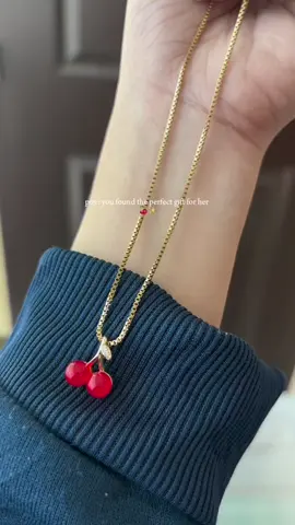 pov: she loves cherry 🍒✨ #cherrynecklace #cherrypendant #necklace #jewelry #accessories #fyp #foryou 