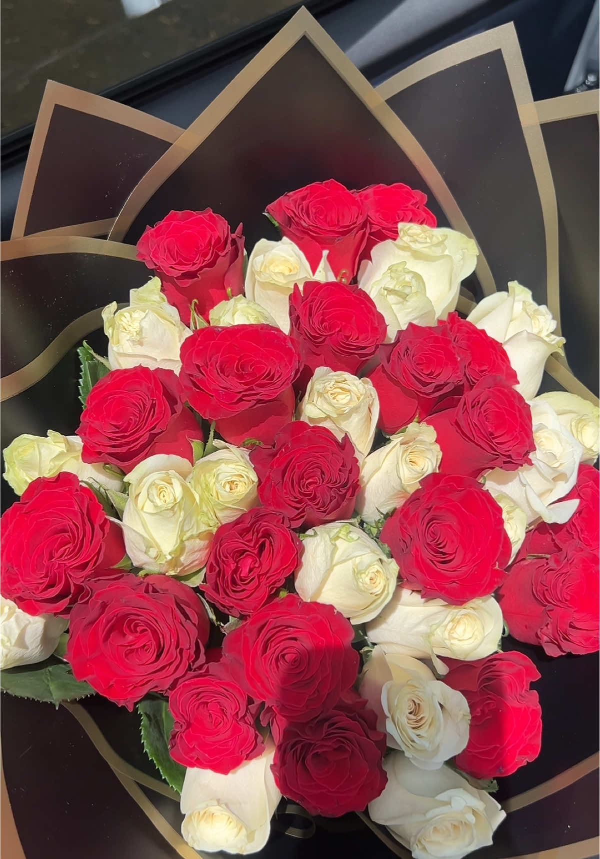 40 red + white roses ❤️🤍 For orders, please WhatsApp: 069 435 0860 #durbanflorist #bouquets #gifting #fyp #explore #roses 